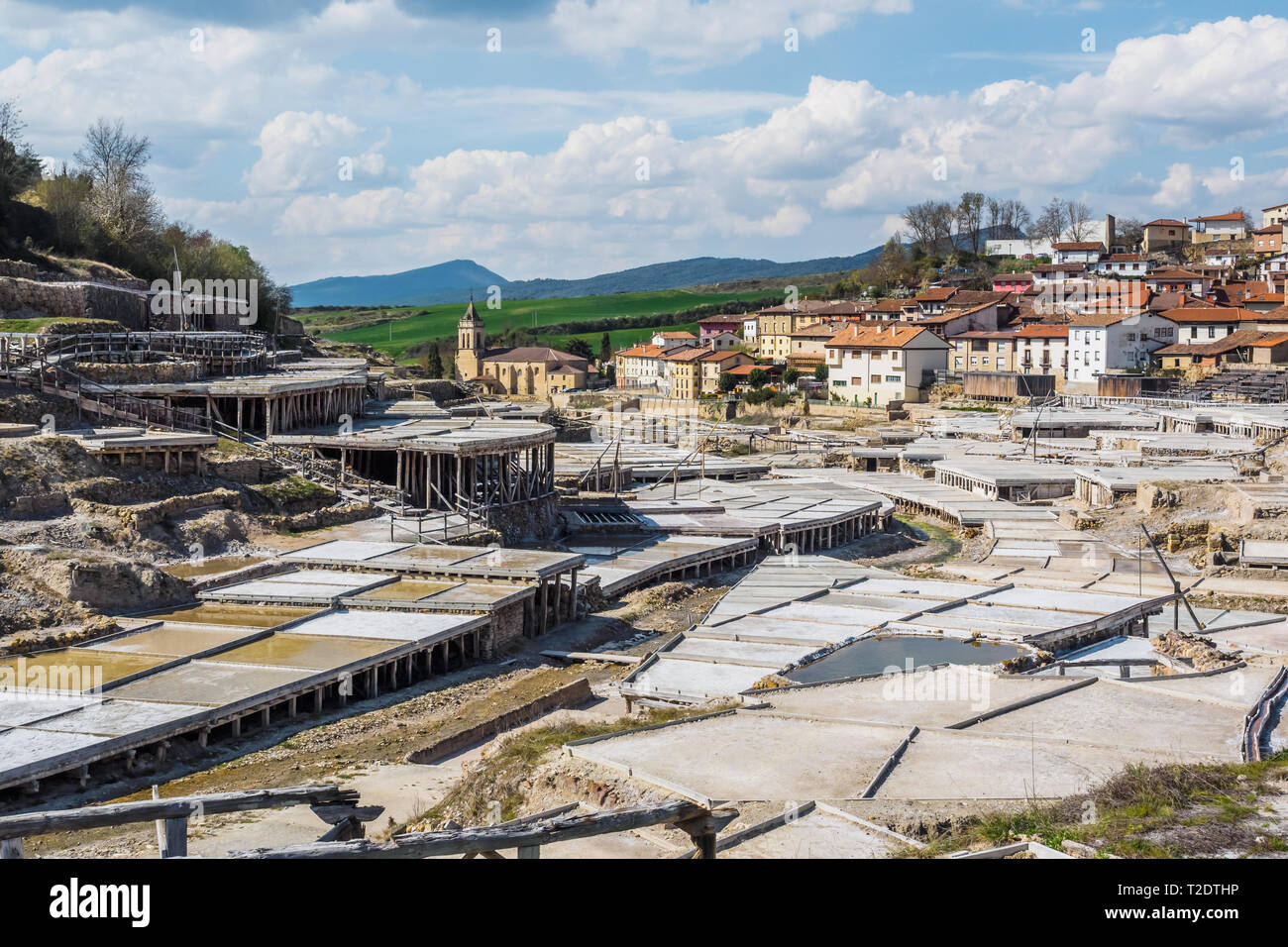 Salinas de Añana. La production de sel dans une ancienne façon artisanale dans le Pays Basque. Journée ensoleillée Banque D'Images