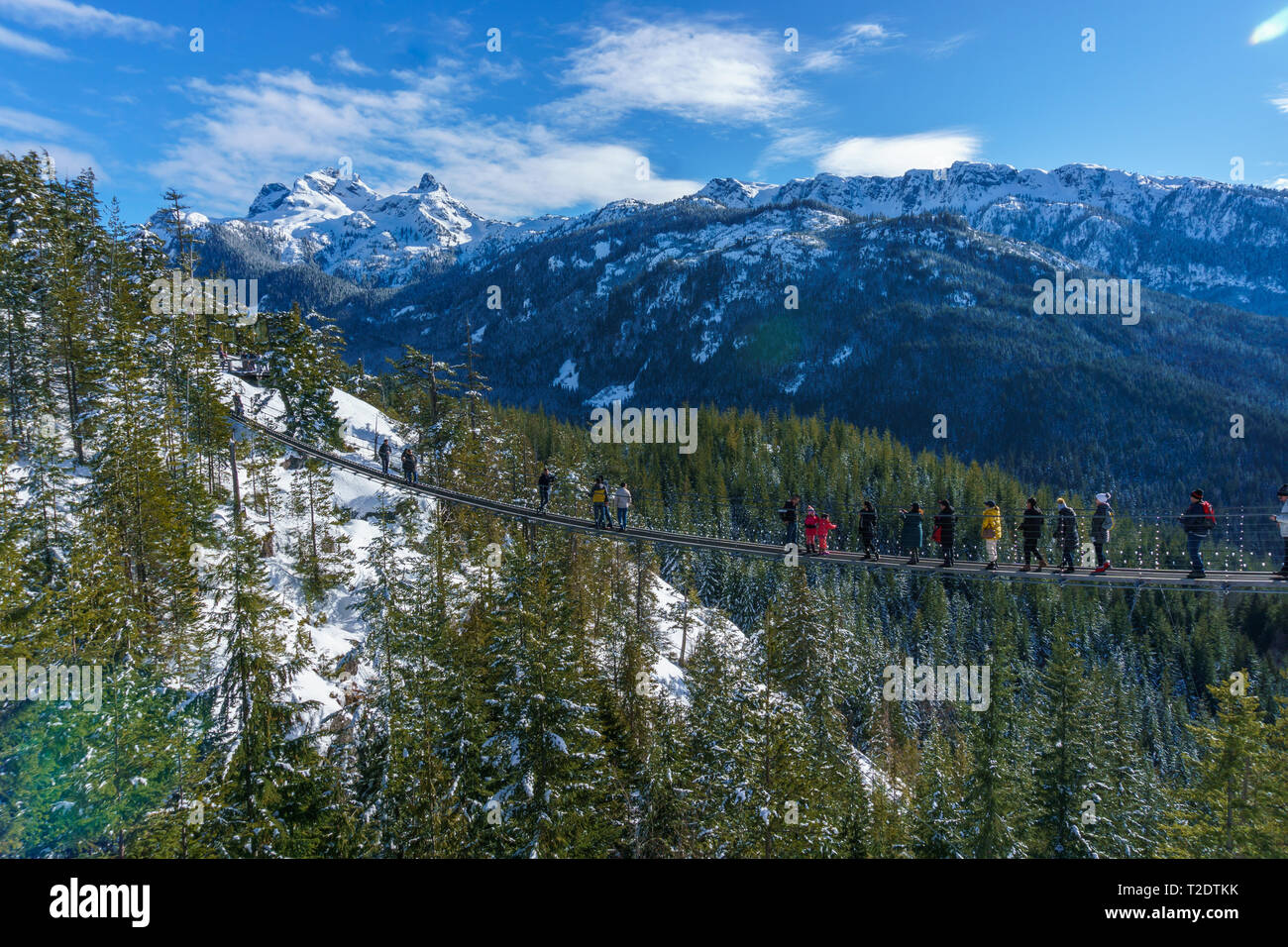 Les gens de marcher à travers le pont suspendu au sommet d'une montagne, Squamish, BC, Canada. Banque D'Images