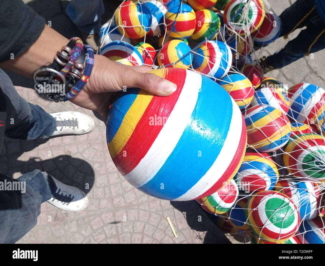 Pelotas de hule árbol de la culture maya Guatemala tradicional juguetes de infancia ferias titulares de xela cajola únicas vidas de Pueblos originarios Banque D'Images