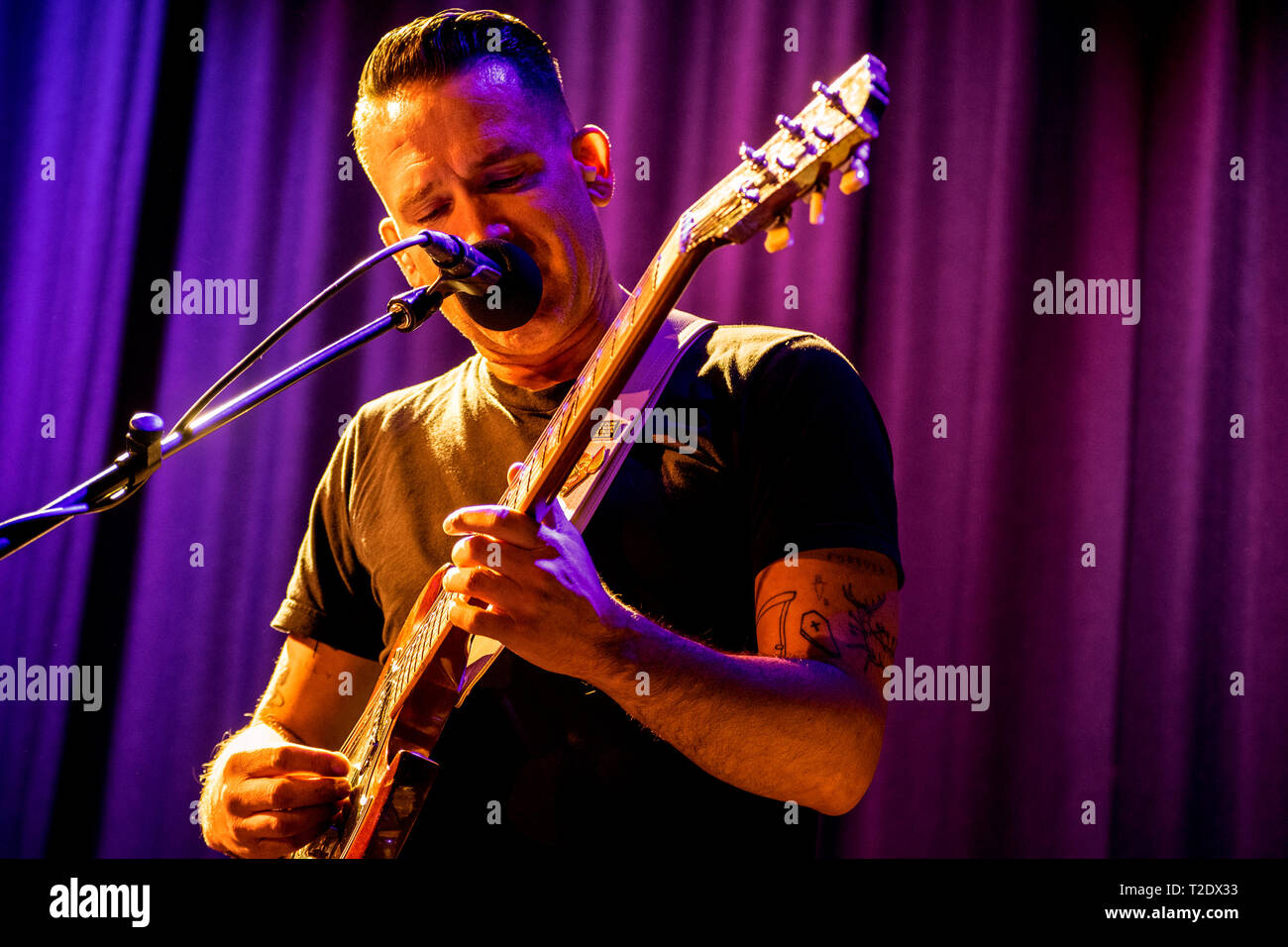 Xiu Xiu live photos "Fille avec un panier de fruits' tour 2019-Jamie Stewart sur scène à Londres, mars 2019 Banque D'Images