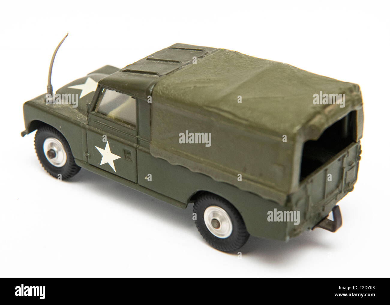 1/43 scale vintage Corgi Toys modèle no 357 Land Rover 109 WB US Army calibre transporteur sur un fond blanc Banque D'Images