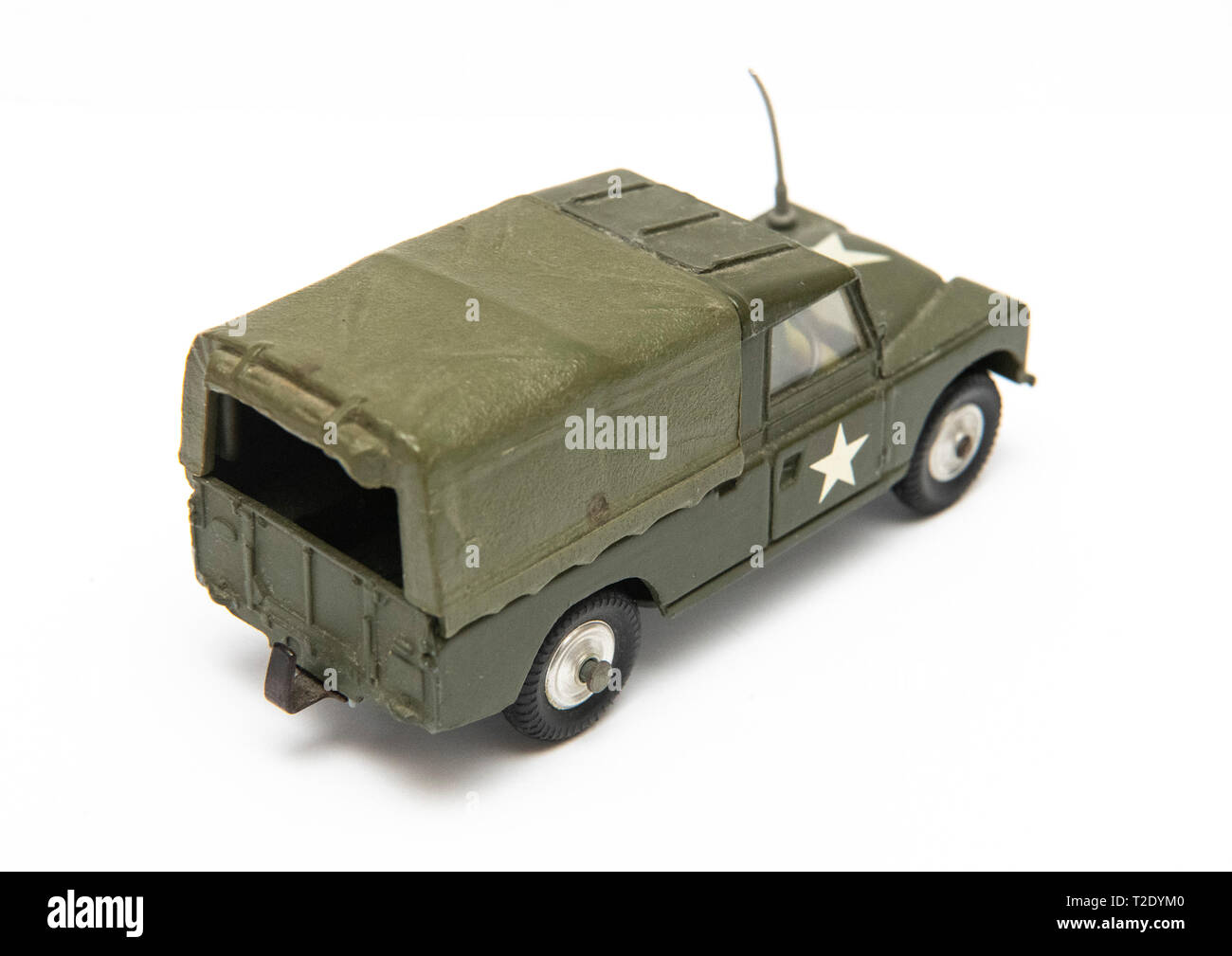 1/43 scale vintage Corgi Toys modèle no 357 Land Rover 109 WB US Army calibre transporteur sur un fond blanc Banque D'Images