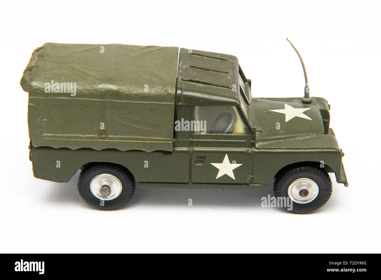 1/43 scale vintage Corgi Toys modèle no 357 Land Rover 109 WB US Army calibre transporteur sur un fond blanc Banque D'Images