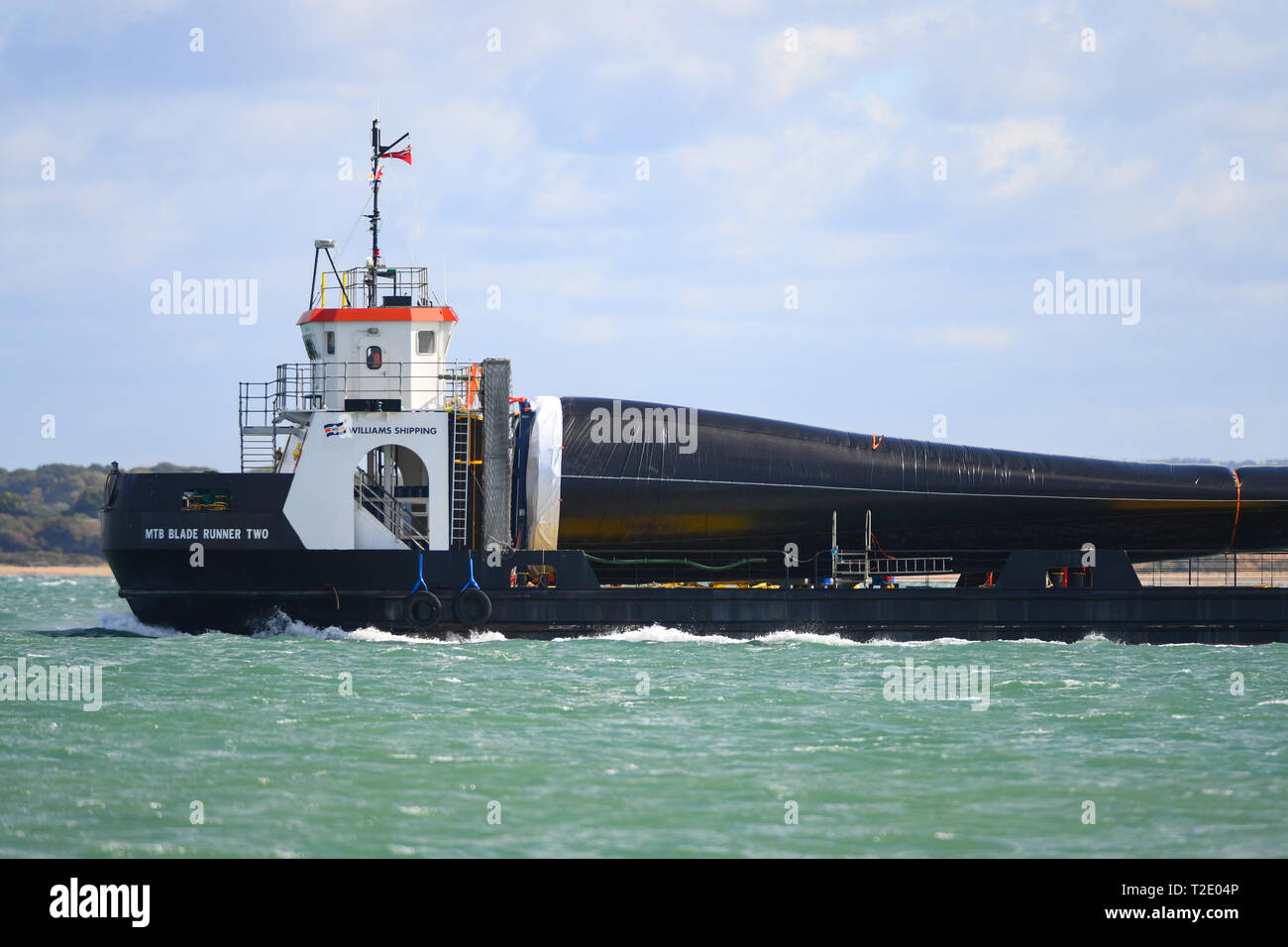 MTB Blade Runner Deux deck cargo transportant une lame d'une éolienne à partir de son usine de l'île de Wight sur le Solent vers Southampton. Banque D'Images