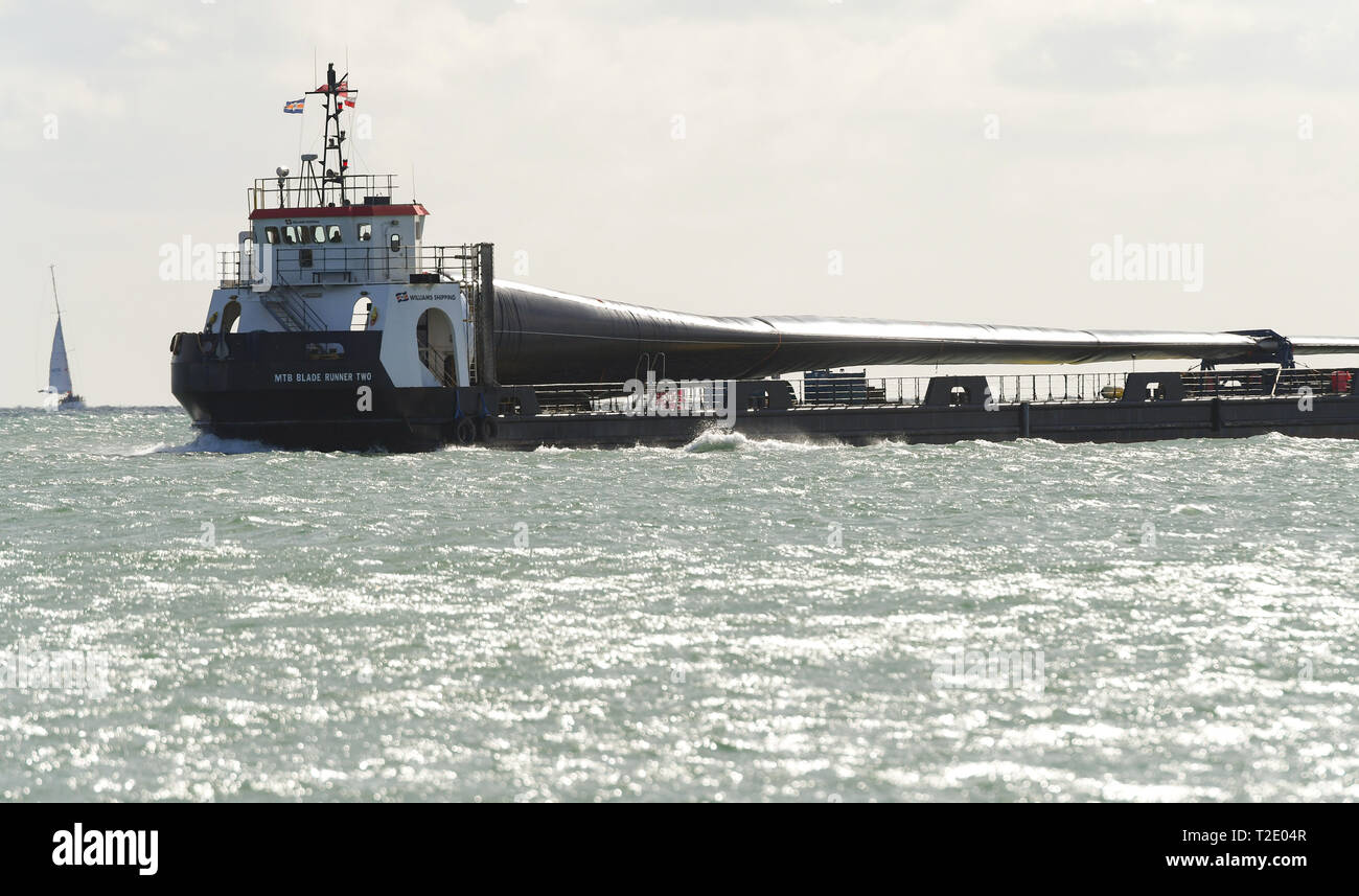 MTB Blade Runner Deux deck cargo transportant une lame d'une éolienne à partir de son usine de l'île de Wight sur le Solent vers Southampton. Banque D'Images
