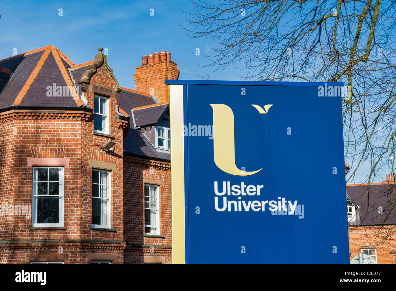 Derry, Irlande du Nord - 28 mars 2019 : c'est le signe de l'Université d'Ulster au Magee Campus. Banque D'Images