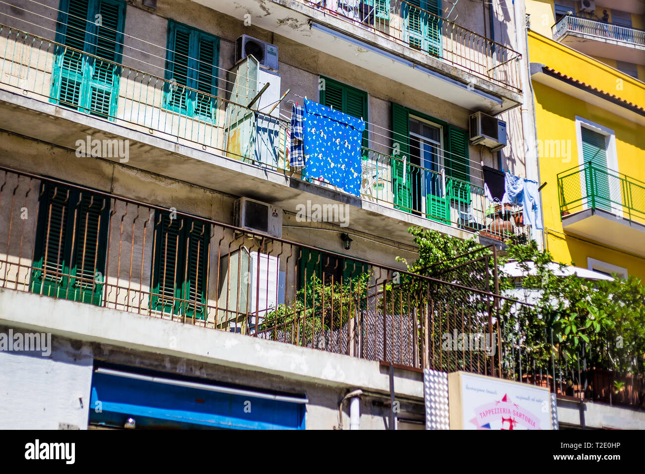 Messine, Sicile, Italie, appartements avec volets colorés et lave-plane au-dessus des balustrades. Banque D'Images