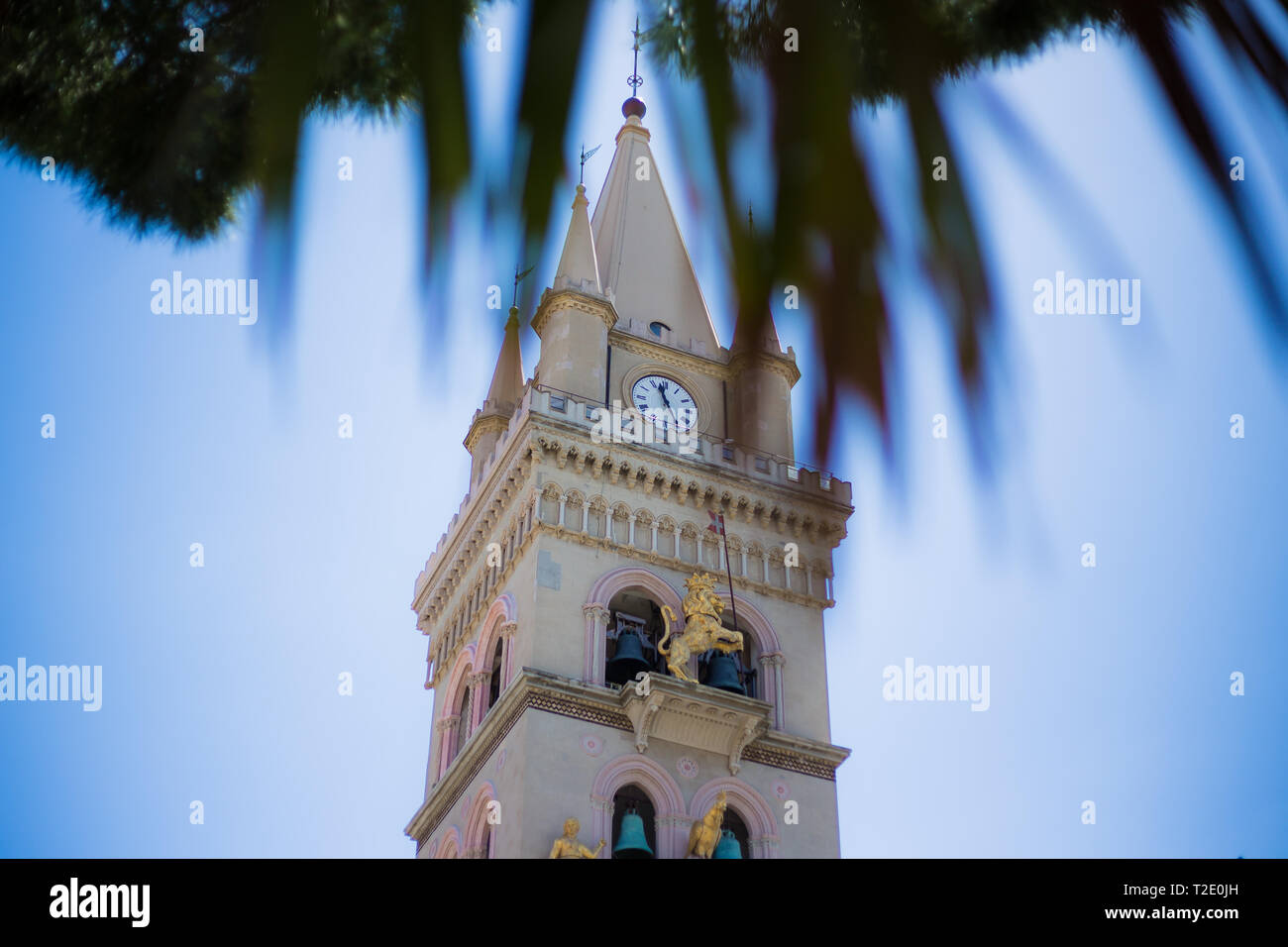 Messine, Sicile Italie, à l'intermédiaire d'un arbre, à l'horloge astronomique de la cathédrale de Messine. Banque D'Images