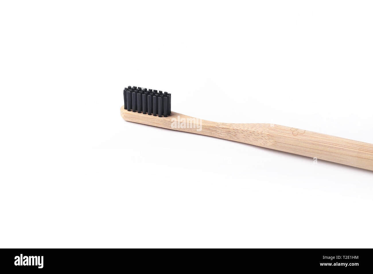 Brosse à dents en bambou noir close up isolé sur fond blanc eco friendly matière naturelle santé orale concept Banque D'Images