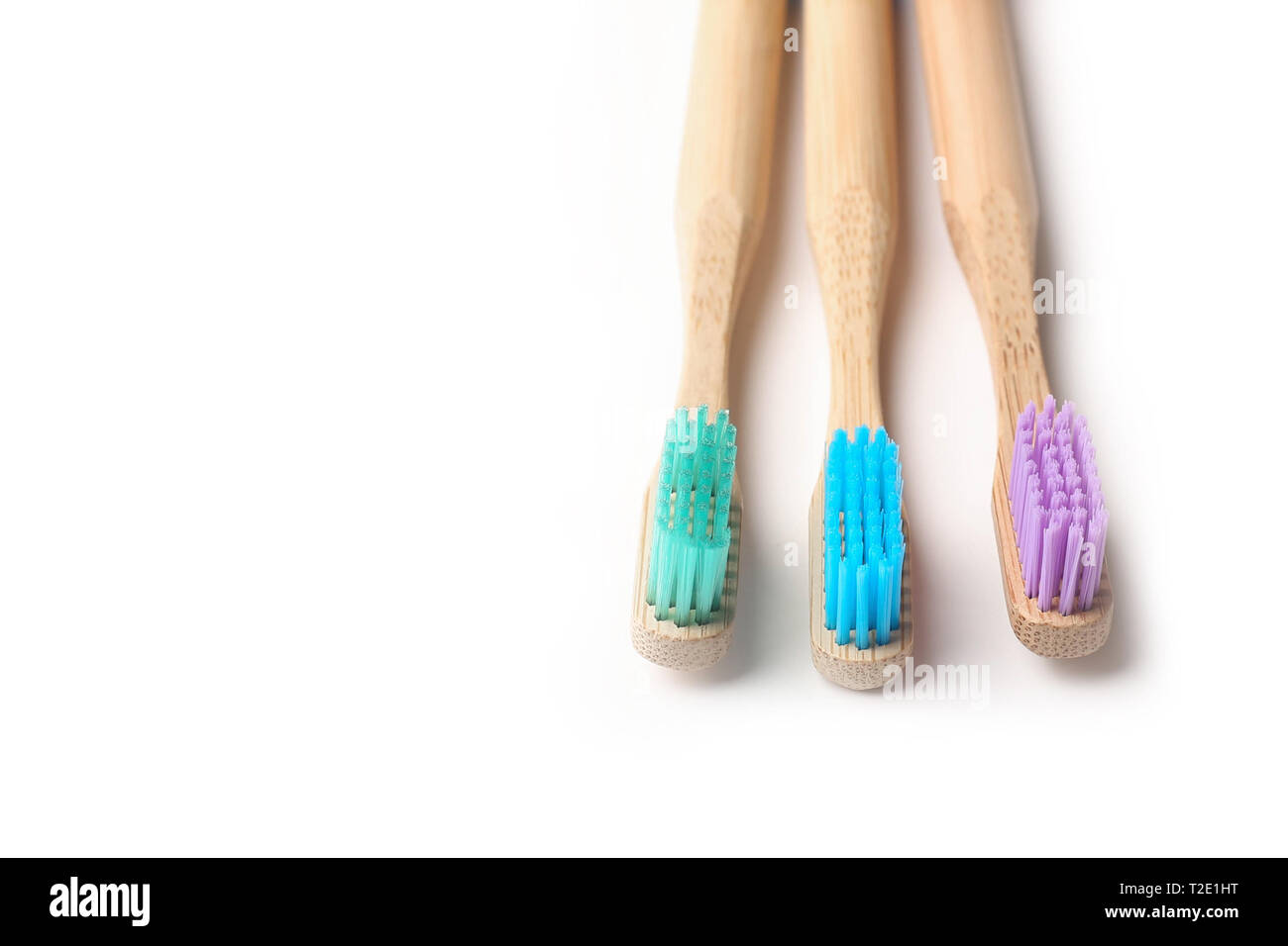 3 brosse à dents en bambou colorées isolé sur fond blanc eco friendly matière naturelle santé orale concept Banque D'Images