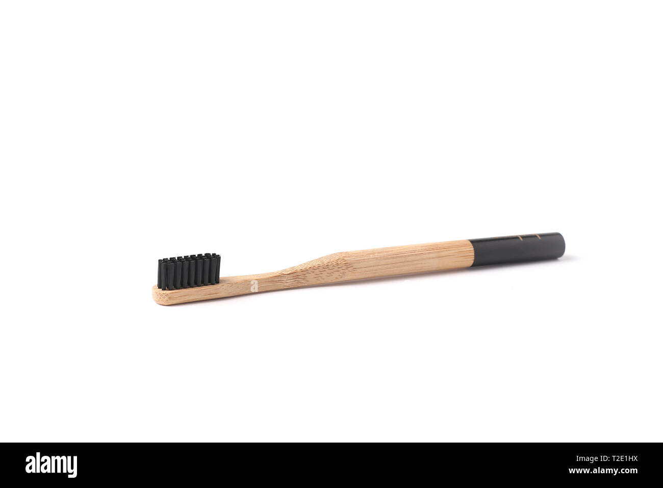 Brosse à dents en bambou noir close up isolé sur fond blanc eco friendly matière naturelle santé orale concept Banque D'Images