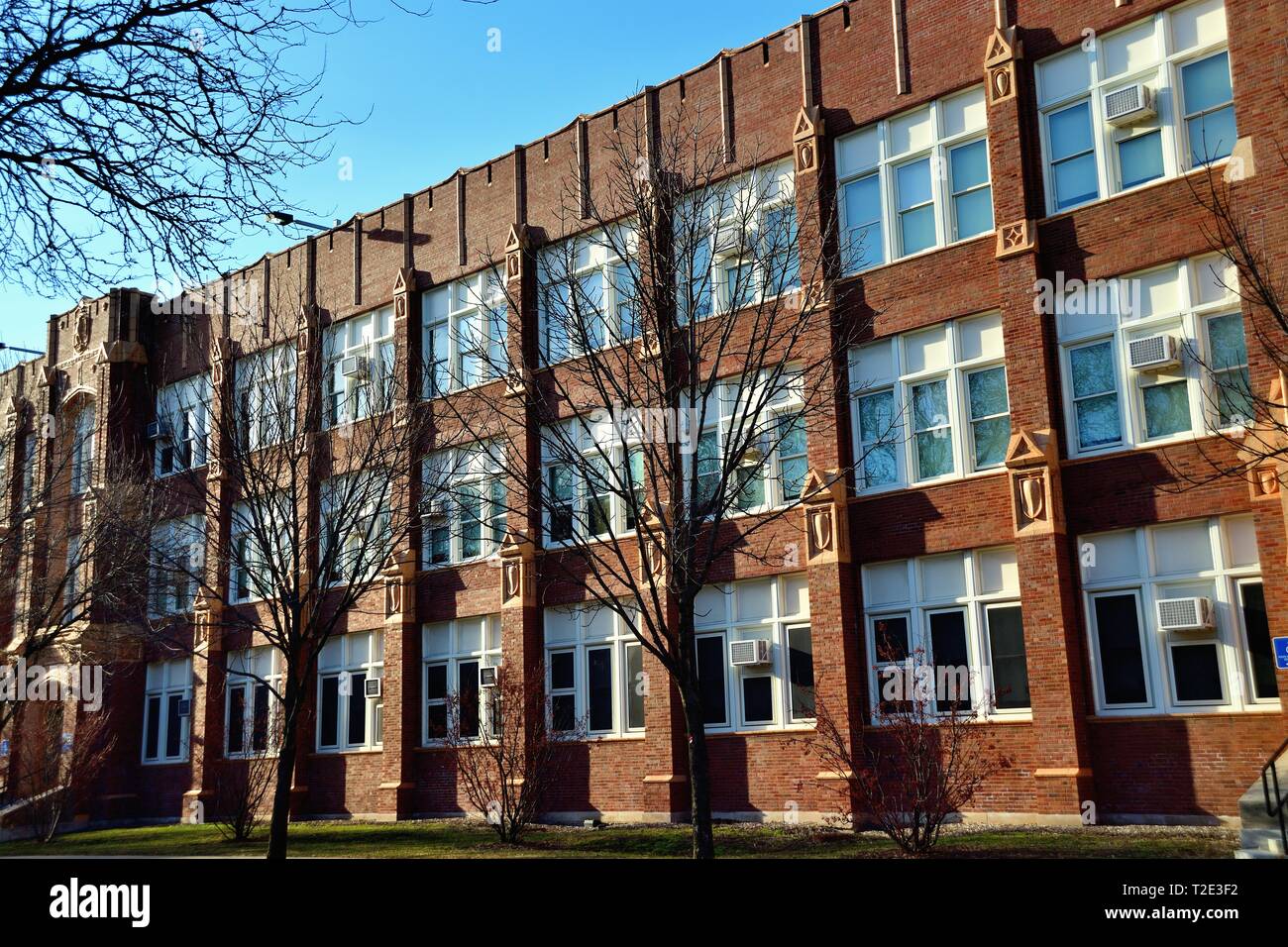 Chicago, Illinois, USA. Typique de la style et la portée des écoles publiques de Chicago est Roosevelt High School à l'Albany Park quartier. Banque D'Images