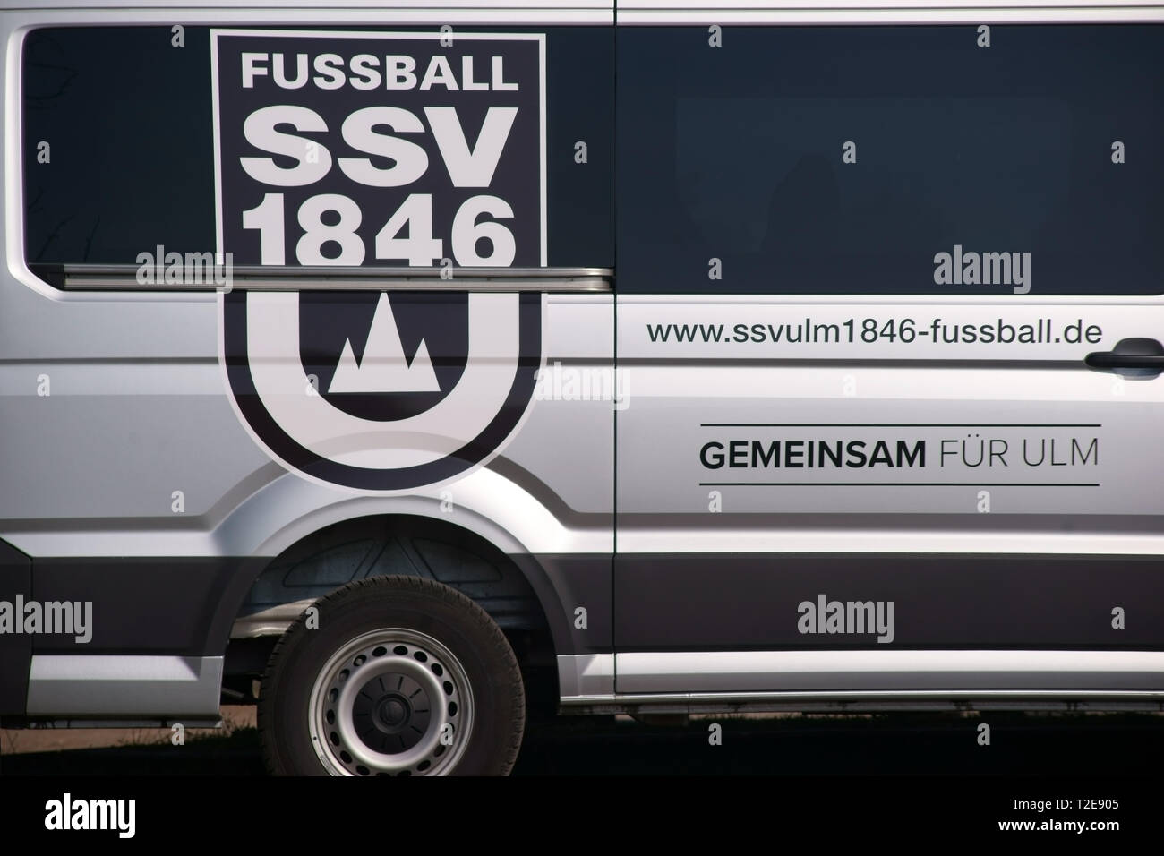 Taunusstein-Wehen, Allemagne - 31 mars 2019 : Les armoiries de la SSV Ulm 1846 club de football sur le bus de l'équipe à un match de Bundesliga junior sur Marc Banque D'Images