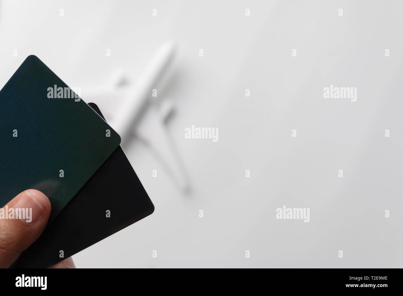 Tenir la main de cartes en voyageant en avion et de concept sur le fond blanc avec l'exemplaire de l'espace. Banque D'Images