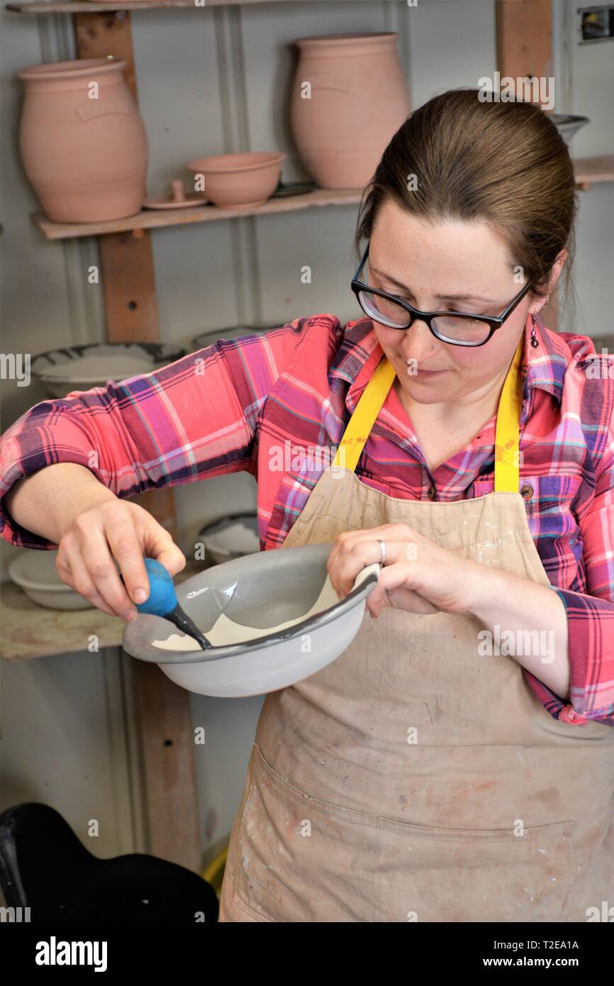 Femme artiste dans le Maryland Annapolis working on her plats artisanaux en vente dans sa boutique en Amérique Banque D'Images