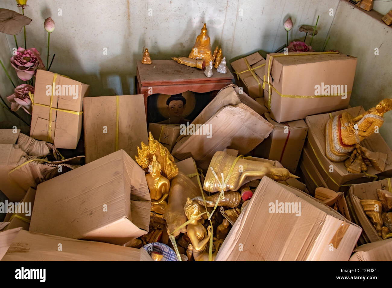 La salle de stockage avec désordre d'une pile de boîtes et d'objets sacrés peper incl.statues de Bouddha dans le temple bouddhiste, la Thaïlande. Banque D'Images