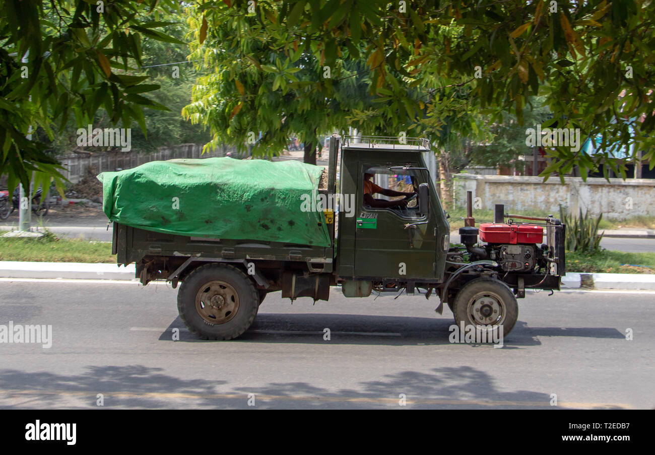 Le Myanmar, Mandalay, le 20 mai 2018, chariot tracteur fabriqué chinois tour sur rue à Mandalay City. À la façade typique avec un véhicule camion battues Banque D'Images