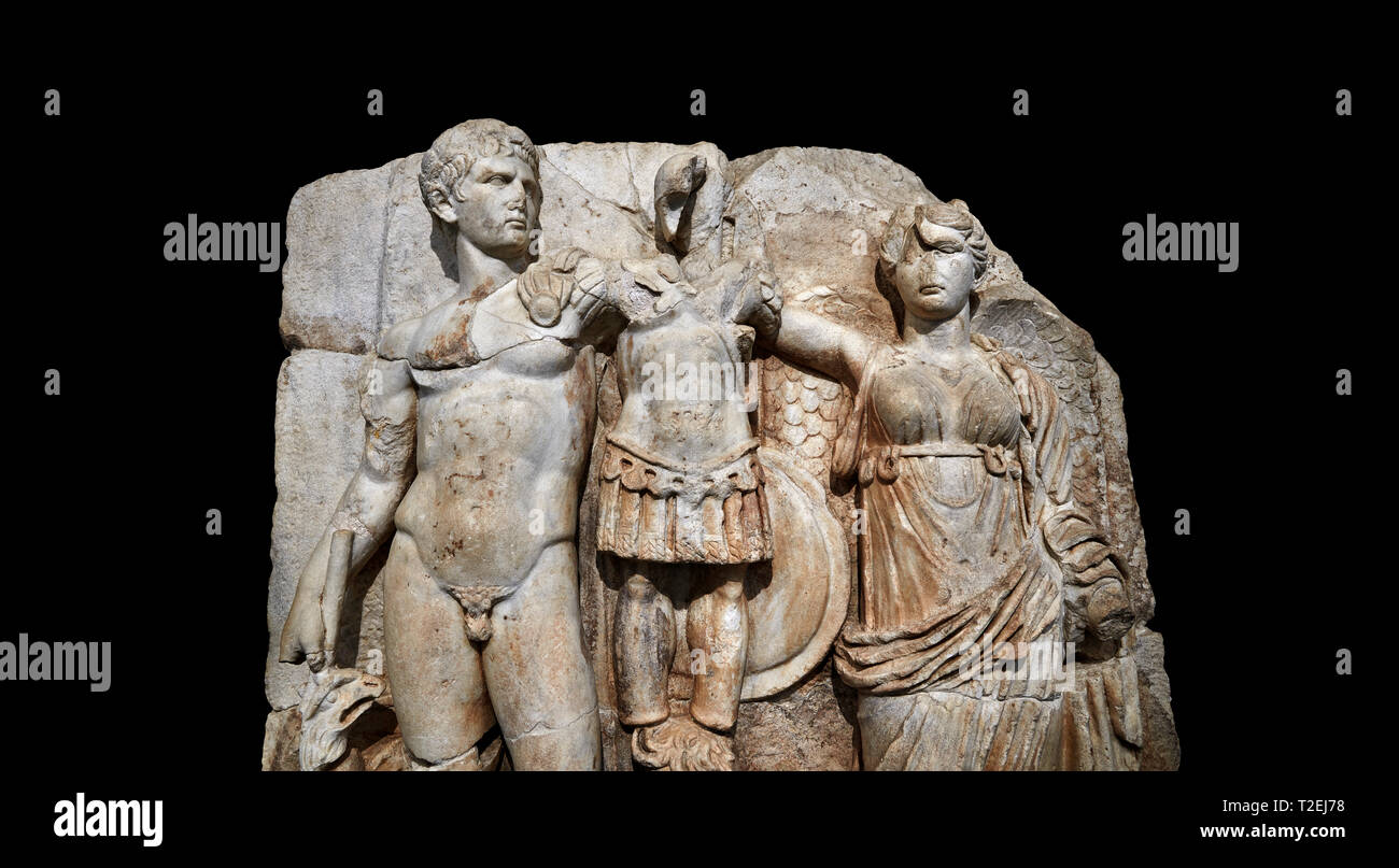 Close up of relief Sebasteion romaine de l'empereur Auguste et la Déesse victoire, Aphrodisias Aphrodisias, musée, la Turquie. Contre un dos noir Banque D'Images
