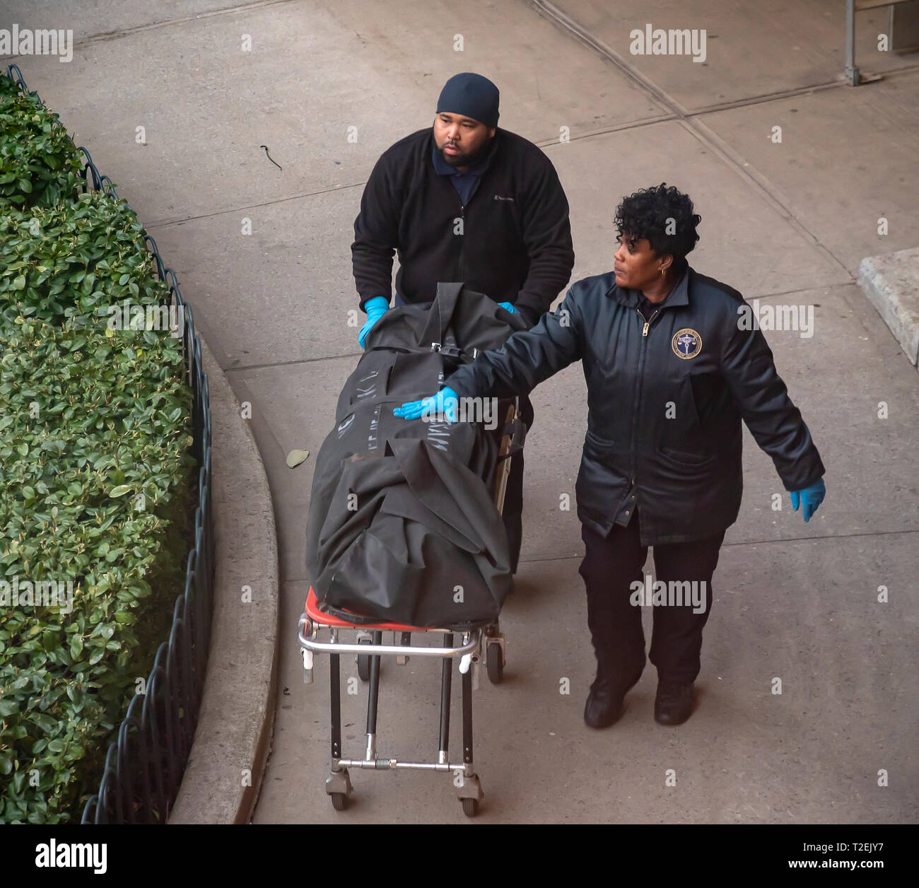 Les travailleurs de la NYC Bureau du médecin légiste en chef enlever une personne décédée d'un immeuble à New York le Mercredi, Mars 20, 2019. (Â© Richard B. Levine) Banque D'Images