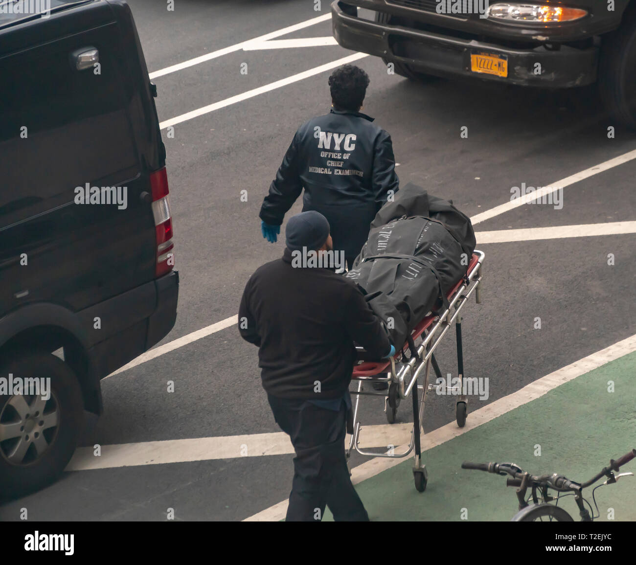Les travailleurs de la NYC Bureau du médecin légiste en chef enlever une personne décédée d'un immeuble à New York le Mercredi, Mars 20, 2019. (© Richard B. Levine) Banque D'Images