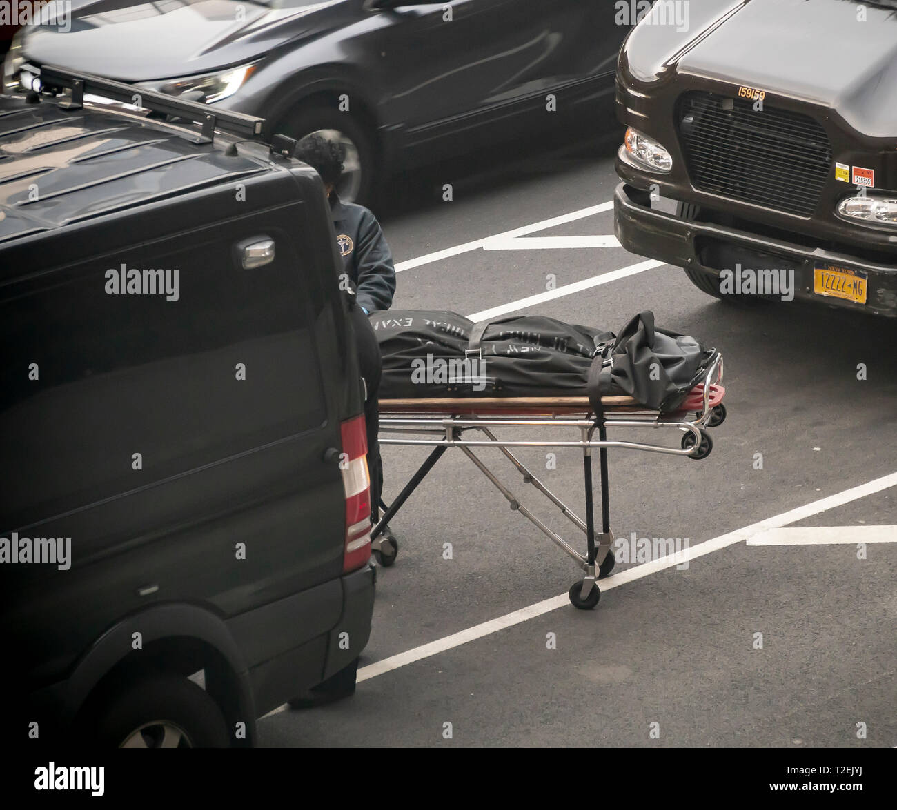 Les travailleurs de la NYC Bureau du médecin légiste en chef enlever une personne décédée d'un immeuble à New York le Mercredi, Mars 20, 2019. (Â© Richard B. Levine) Banque D'Images