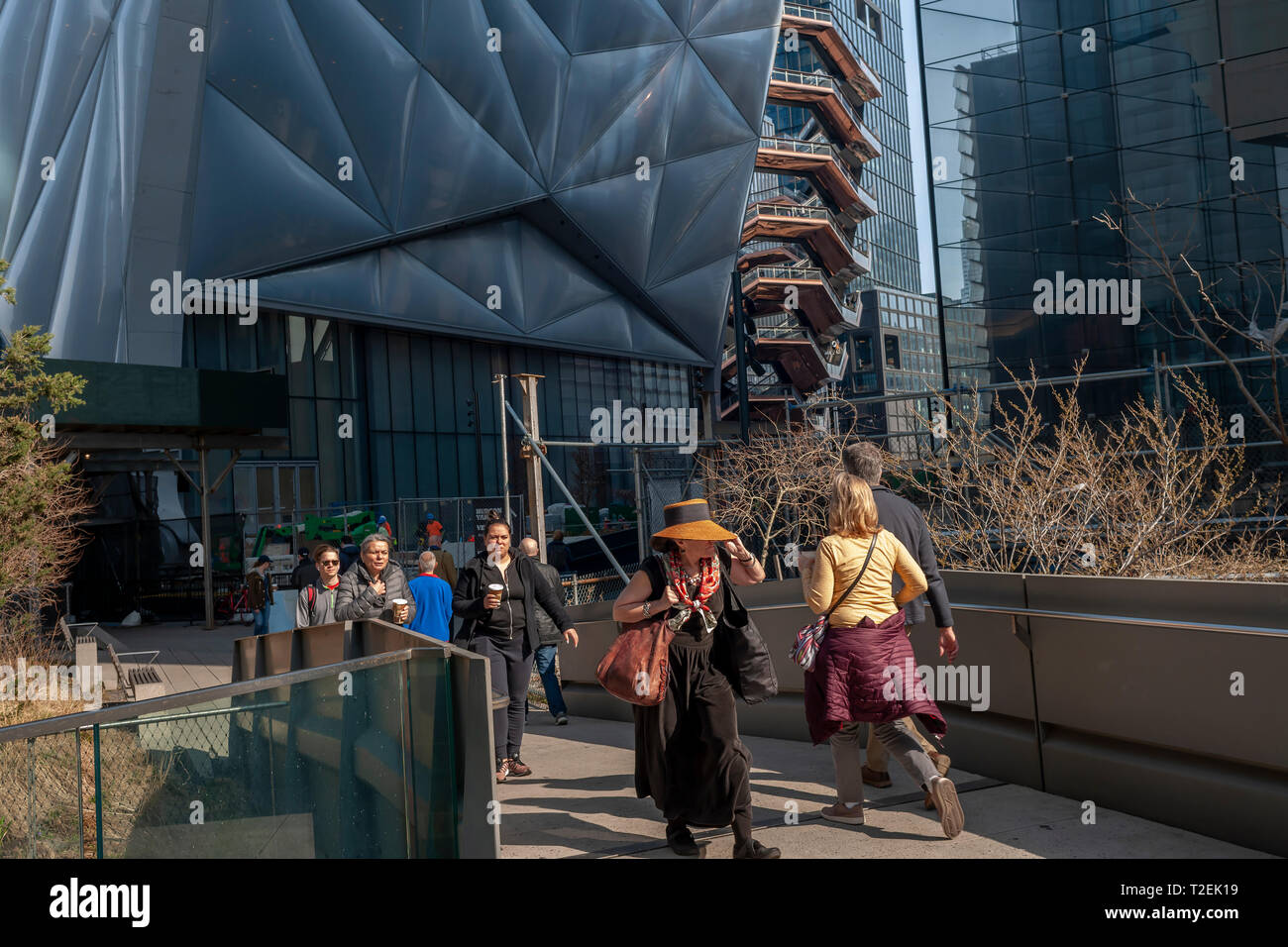 Les touristes sur le parc High Line pass 'le Shed' arts de l'espace dans les chantiers d'Hudson le Samedi, Mars 30, 2019 . (Â© Richard B. Levine) Banque D'Images