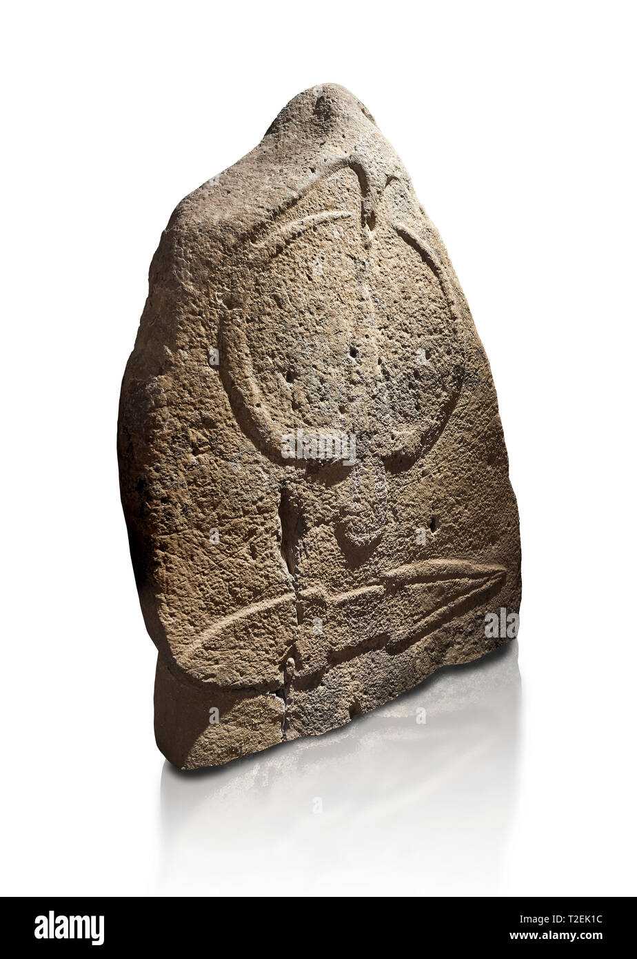 La fin de l'époque néolithique Menhir préhistorique standing stone de sculptures sur son côté face. La représentation d'un stylalised figure masculine commence à la Banque D'Images