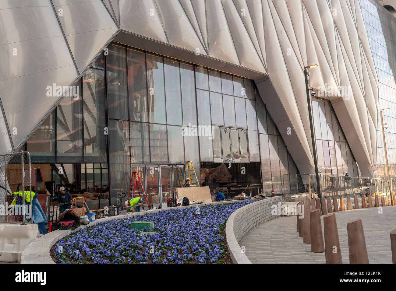Se précipiter sur la préparation des travailleurs "Le hangar" espace des arts à Hudson Yards pour son ouverture, vu le Samedi, Mars 30, 2019 . (© Richard B. Levine) Banque D'Images