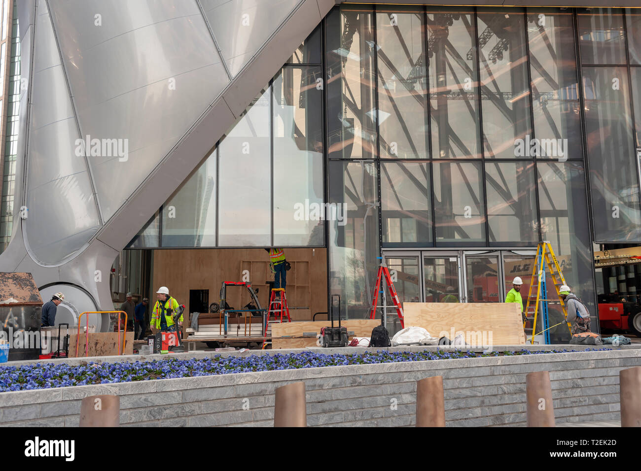 Se précipiter sur la préparation des travailleurs "Le hangar" espace des arts à Hudson Yards pour son ouverture, vu le Samedi, Mars 30, 2019 . (© Richard B. Levine) Banque D'Images