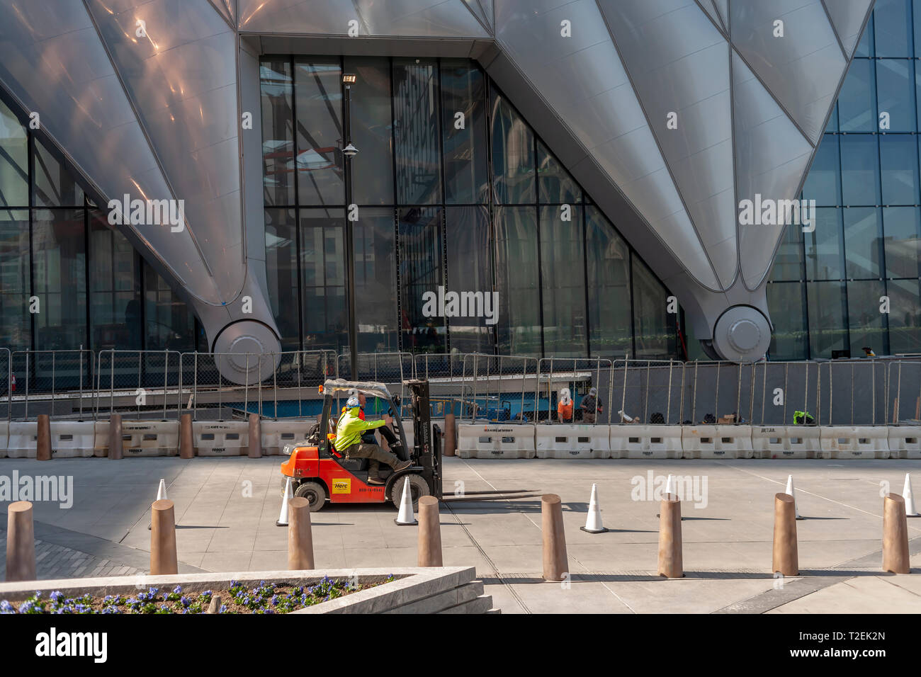 Se précipiter sur la préparation des travailleurs "Le hangar" espace des arts à Hudson Yards pour son ouverture, vu le Samedi, Mars 30, 2019 . (Â© Richard B. Levine) Banque D'Images