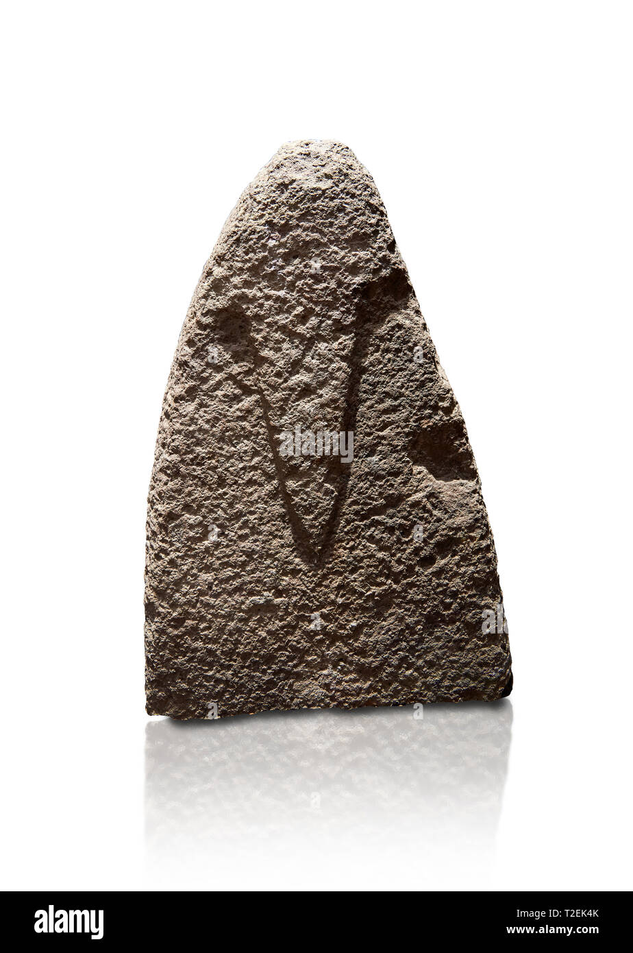 Section supérieure de la fin d'un menhir préhistorique Néolithique européen de sculptures en pierre debout sur son côté face. La représentation d'un homme stylalised fig Banque D'Images