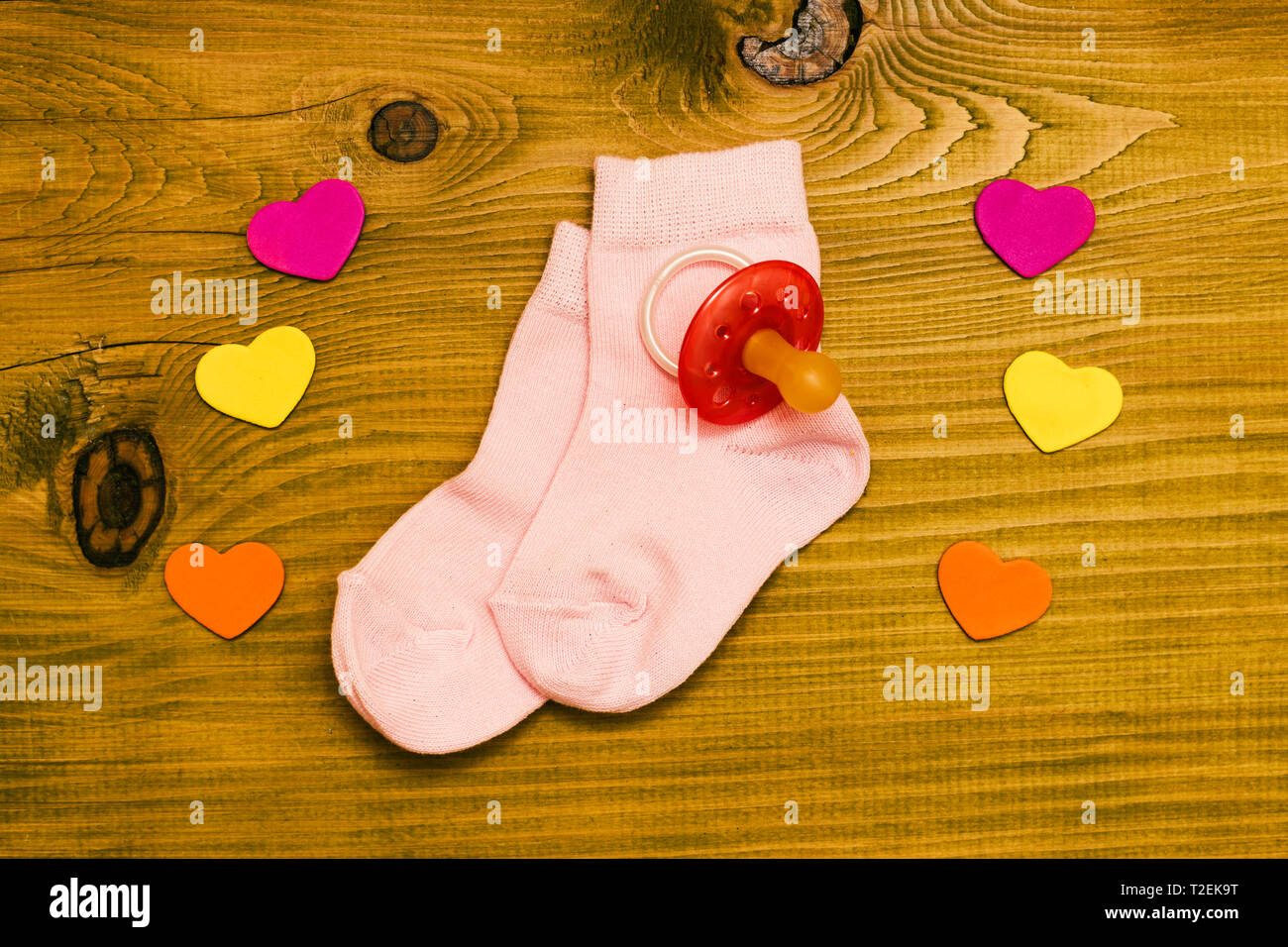 Chaussettes Bebe Fille Rose Avec Des Cœurs Et De La Sucette Sur Table En Bois Concept Annonce Bebe Tonique Photo Photo Stock Alamy Chaussettes Bebe Fille Rose Avec Des Cœurs Et De La Sucette Sur Table En Bois Concept Annonce Bebe Tonique Photo Photo Stock Alamy