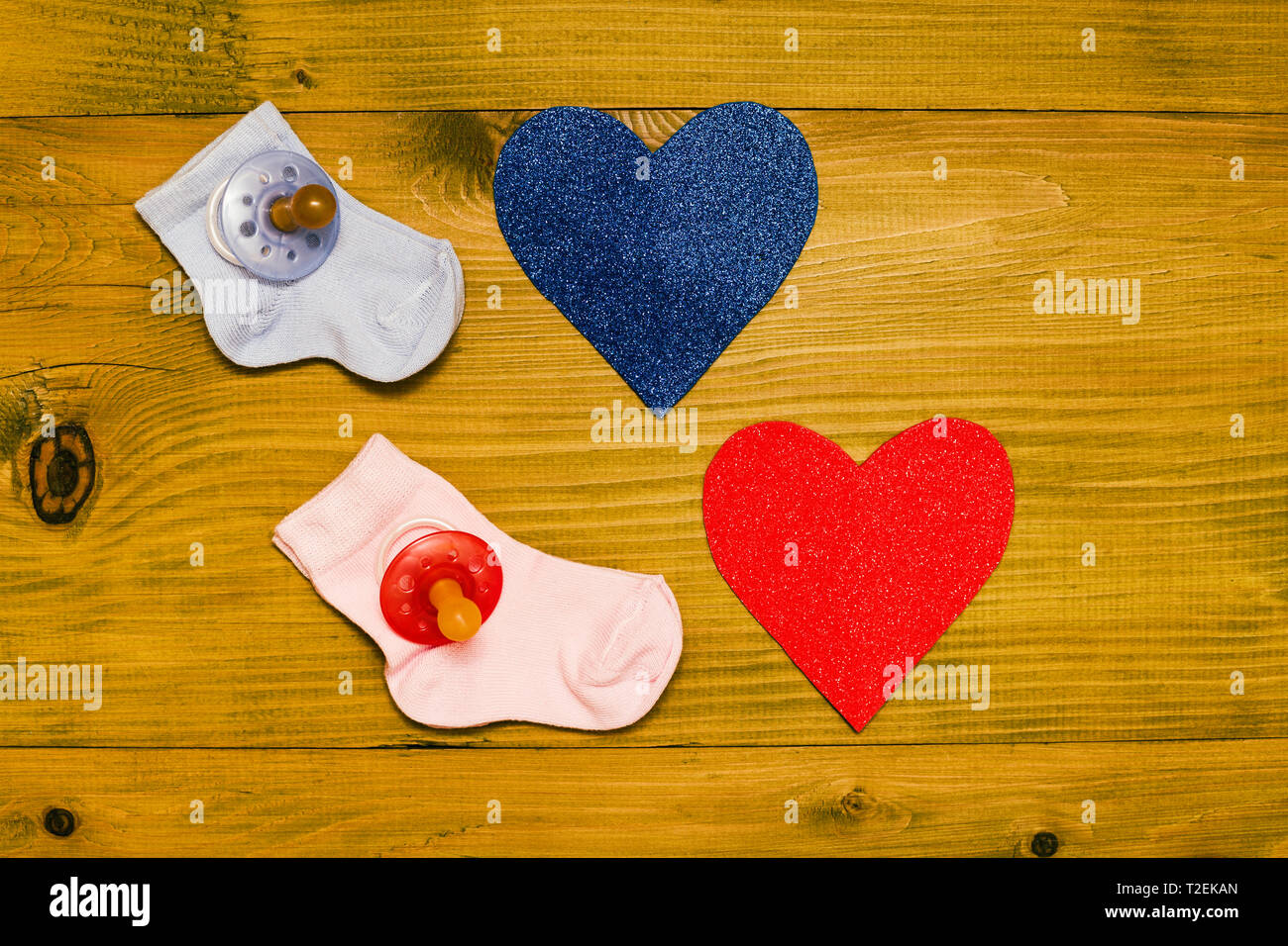 Fournitures Pour Bebe Garcon Et Fille Et Le Coeur Des Formes Sur Table En Bois Concept Annonce Bebe Tonique Photo Photo Stock Alamy