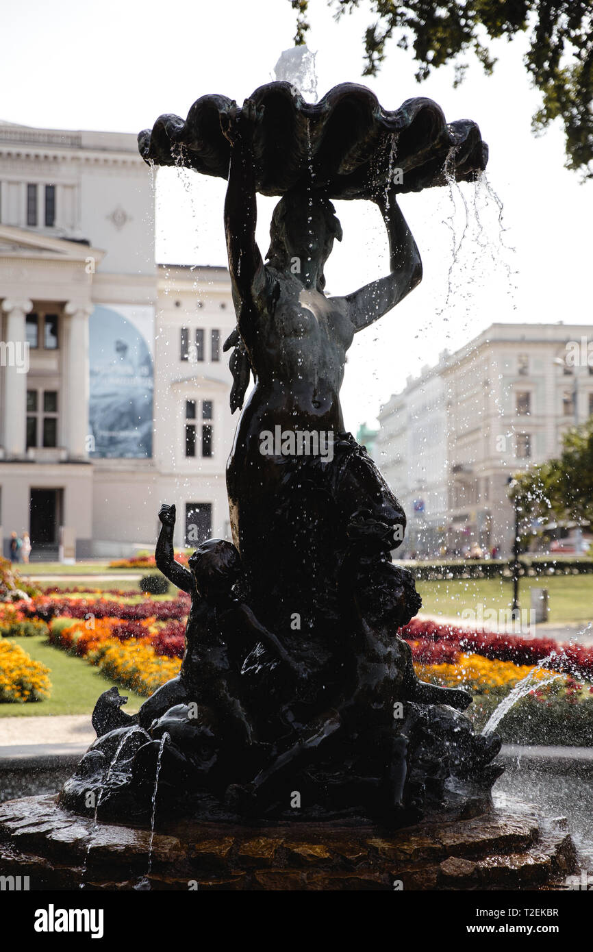 RIGA, Lettonie - août 28, 2018 : Fontaine de la nymphe dans le parc près de l'Opéra National - Été Banque D'Images