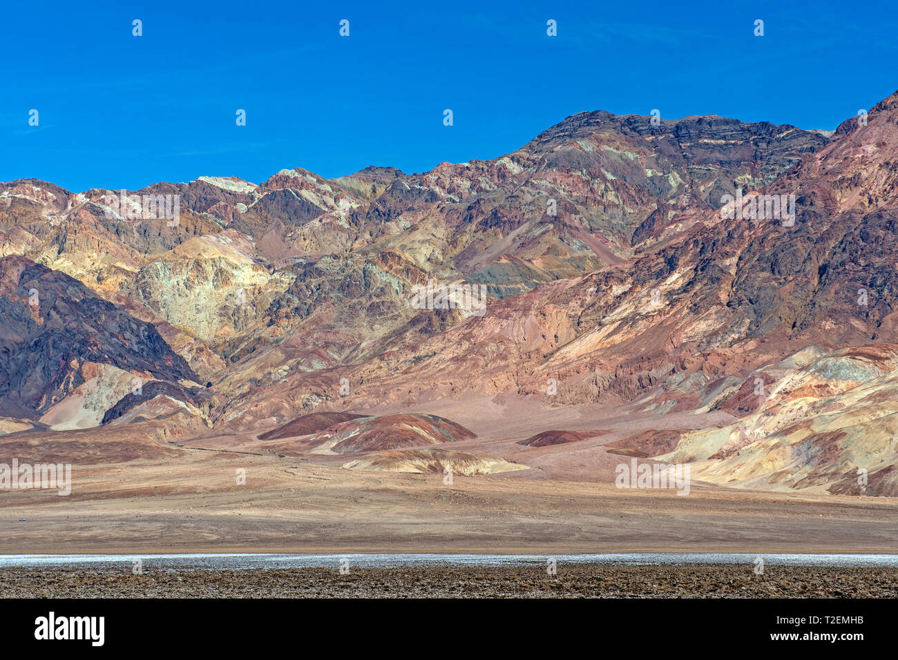 Couleurs spectaculaires dans des montagnes du désert dans l'Amargosa Range de Death Valley National Park en Californie Banque D'Images