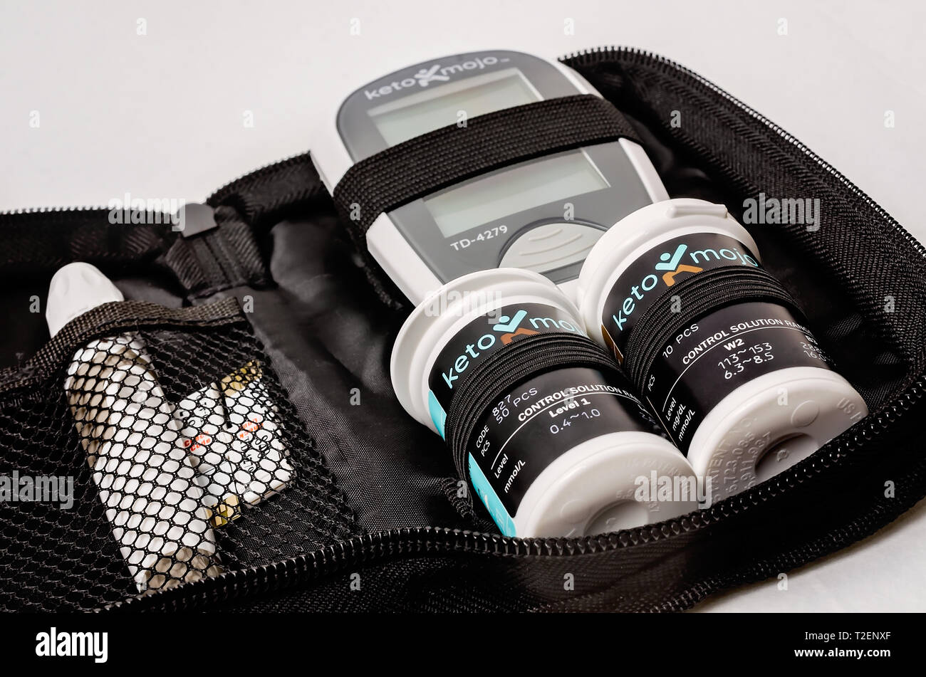 Un Keto-Mojo cétone et kit de surveillance de la glycémie est représenté sur le blanc, avec le mètre, cétone et glucose test strips, et The Lancet. Banque D'Images