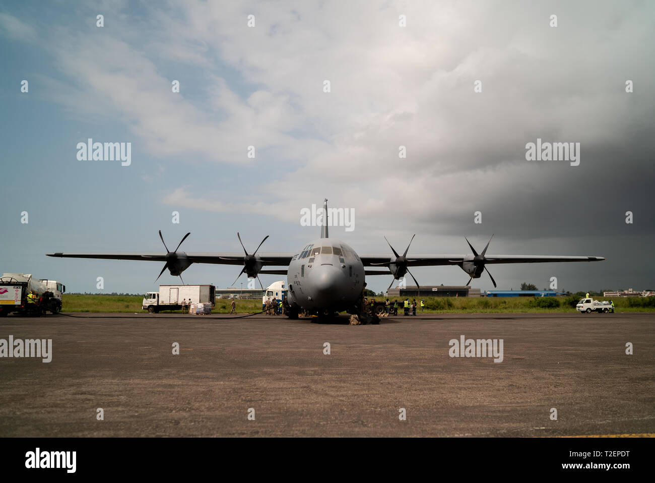 Un C-130J Hercules affecté à la 75e Escadre de transport aérien expéditionnaire, Combined Joint Task Force-Horn de l'Afrique (CJTF-HOA), est chargé d'aide humanitaire par les membres du service des États-Unis à Maputo, Mozambique, 29 mars 2019. Les GFIM-HOA est à la tête du Département de la défense des efforts de secours Cyclone Idai à l'appui de United States Agency for International Development (USAID) Équipe d'intervention en cas de catastrophe. Le groupe de travail contribue à répondre aux besoins identifiés par les équipes d'évaluation de l'USAID et des organisations humanitaires travaillant dans la région en fournissant un soutien logistique et de la main-d'oeuvre de l'USAID à la demande Banque D'Images