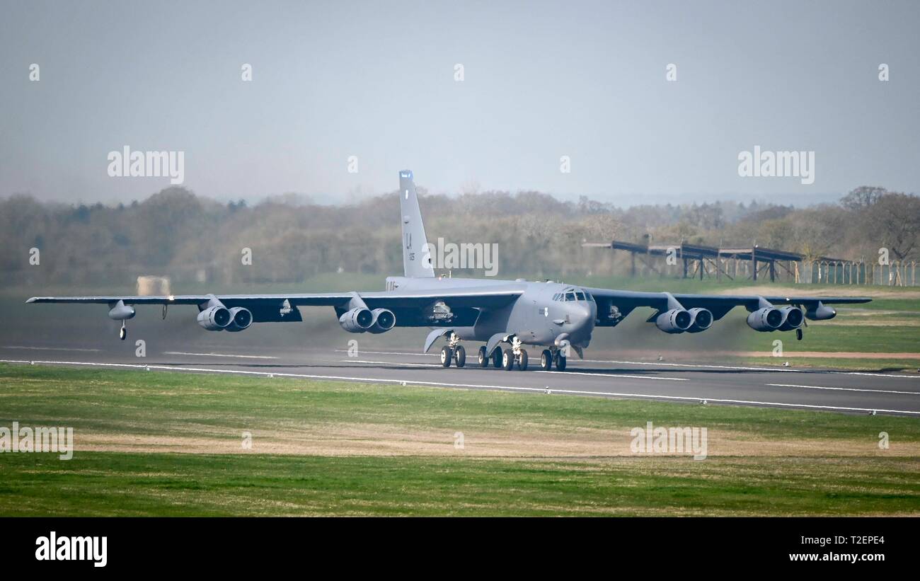 Cinq B-52 Stratofortresses déployés à partir de la Base aérienne de Barksdale, en Louisiane, taxi la ligne de vol à RAF Fairford, Angleterre, le 28 mars 2019. Le B-52 sont déployés dans d'appui stratégique aux États-Unis du Bomber Command Task Force en Europe et est United States Air Forces in Europe's emplacement avancé d'opérations sur les bombardiers. (U.S. Photo de l'Armée de l'air par le sergent. Philip Bryant) Banque D'Images