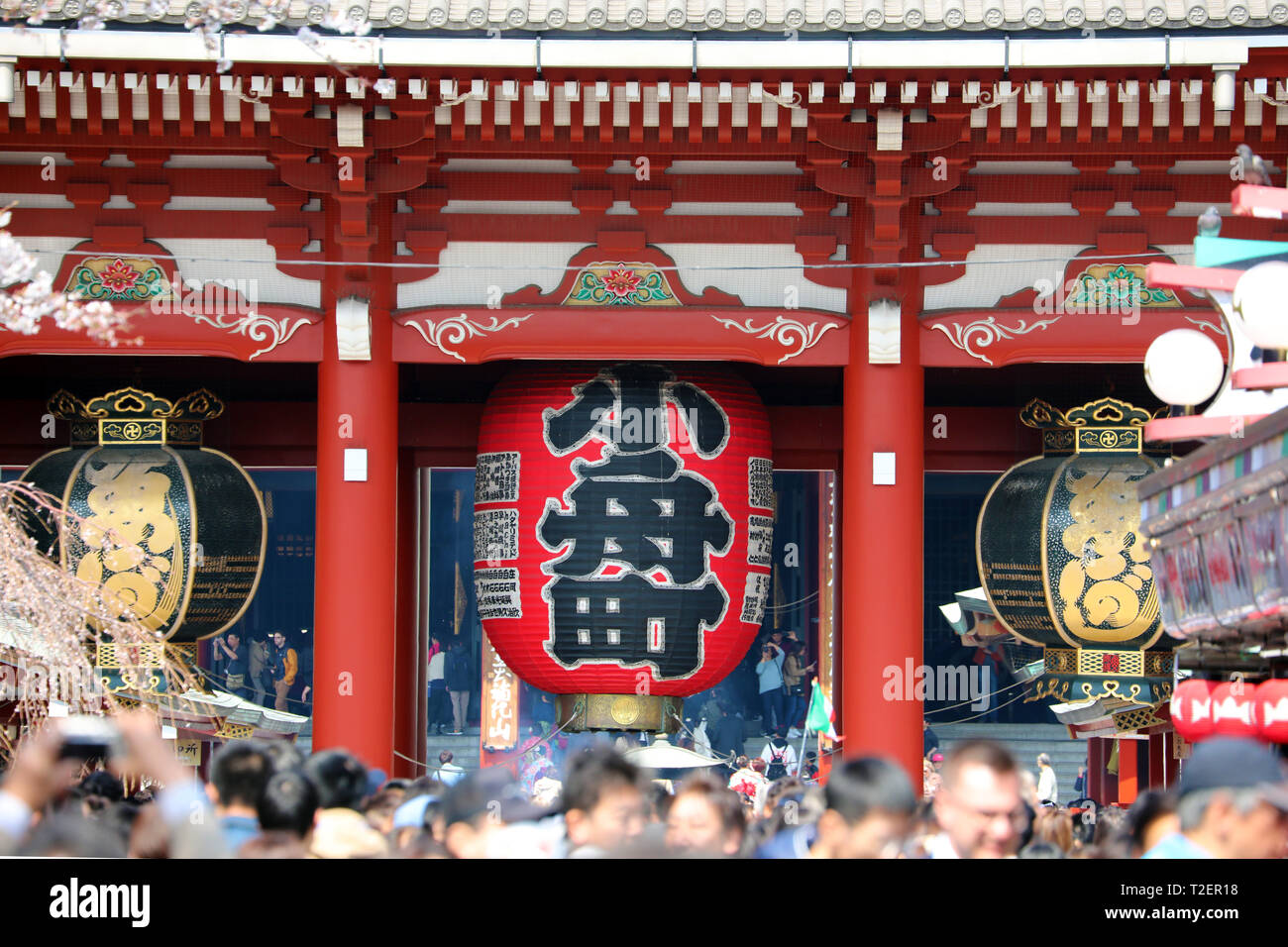 Hozomon, la porte intérieure du Temple Senso-Ji à Asakusa et c'est lanterne rouge géant avec des foules de gens, Tokyo, Japon, c'est la plus ancienne te bouddhiste Banque D'Images