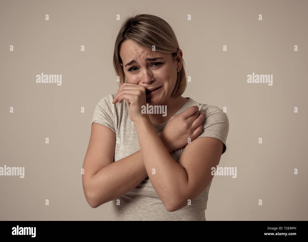 Portrait de jeune femme déprimée triste à pleurer, à la misérable et sans espoir. Sentiment de tristesse, de chagrin et de peur. Dans les gens, la santé mentale, cœur brisé, Banque D'Images