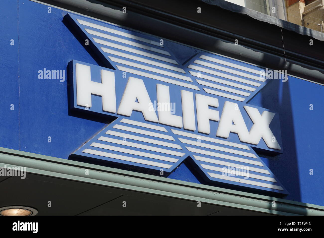 Logo Halifax succursale bancaire ci-dessus en lecture, UK Banque D'Images