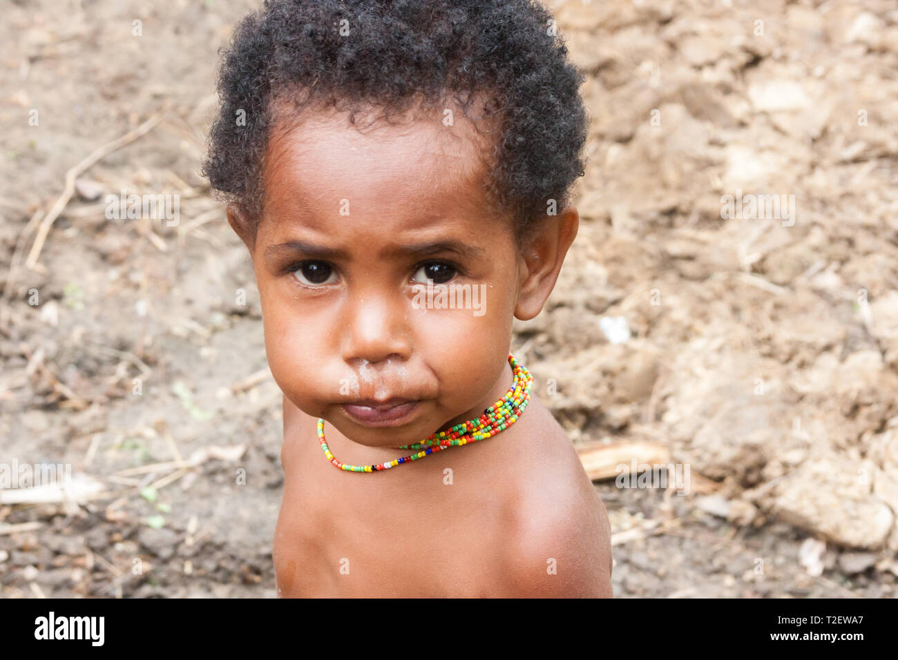 Wamena, Indonésie - 9 janvier 2010 : Portret de Dani tribe enfant. Petite fille à la recherche de l'appareil photo. Baliem Valley en Indonésie, en Papouasie-Nouvelle-Guinée. Banque D'Images