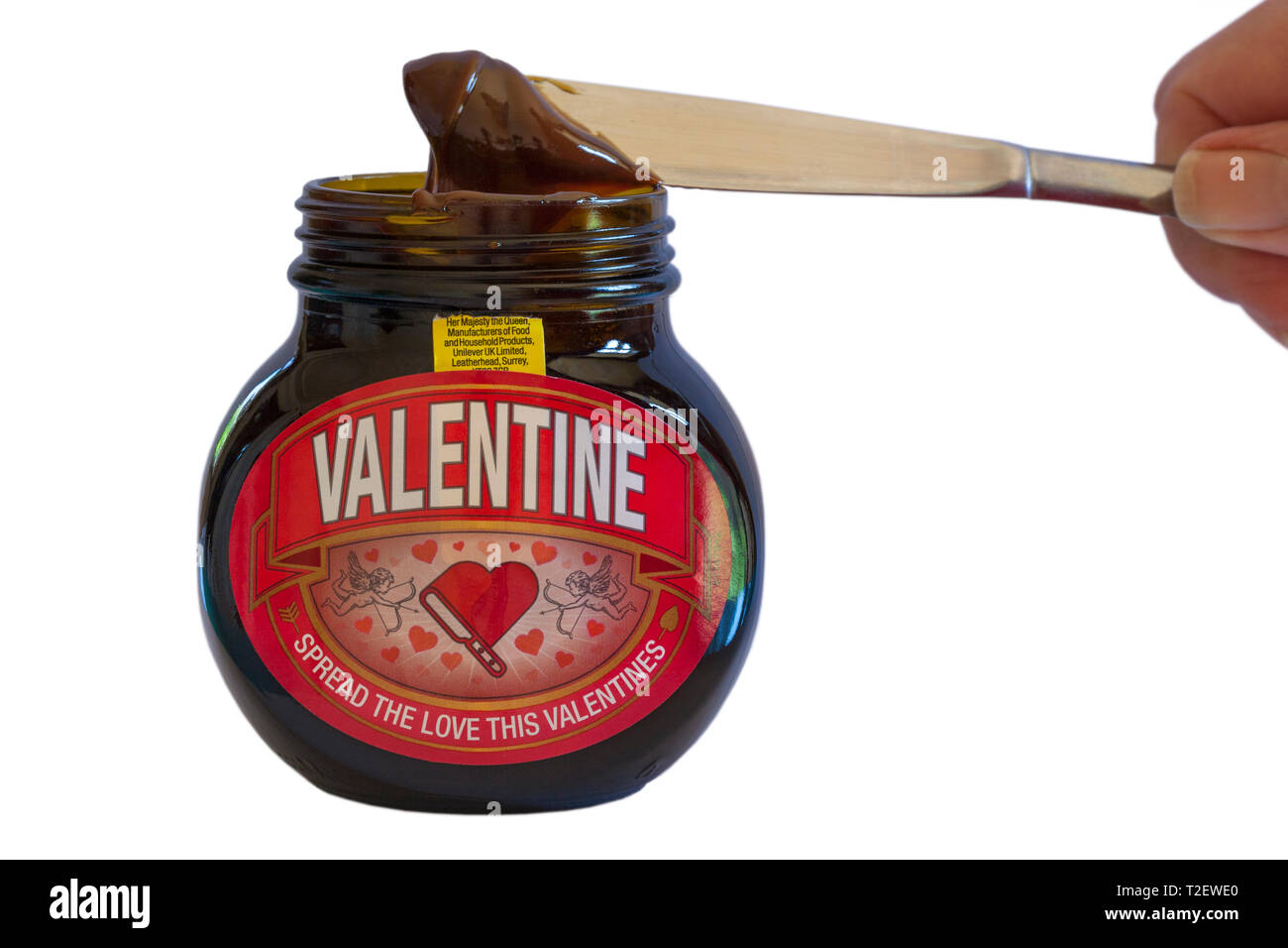 Main tenant le couteau hors de la Marmite se jeu jar sur fond blanc - édition spéciale Saint Valentin pot de Marmite par Unilever Banque D'Images