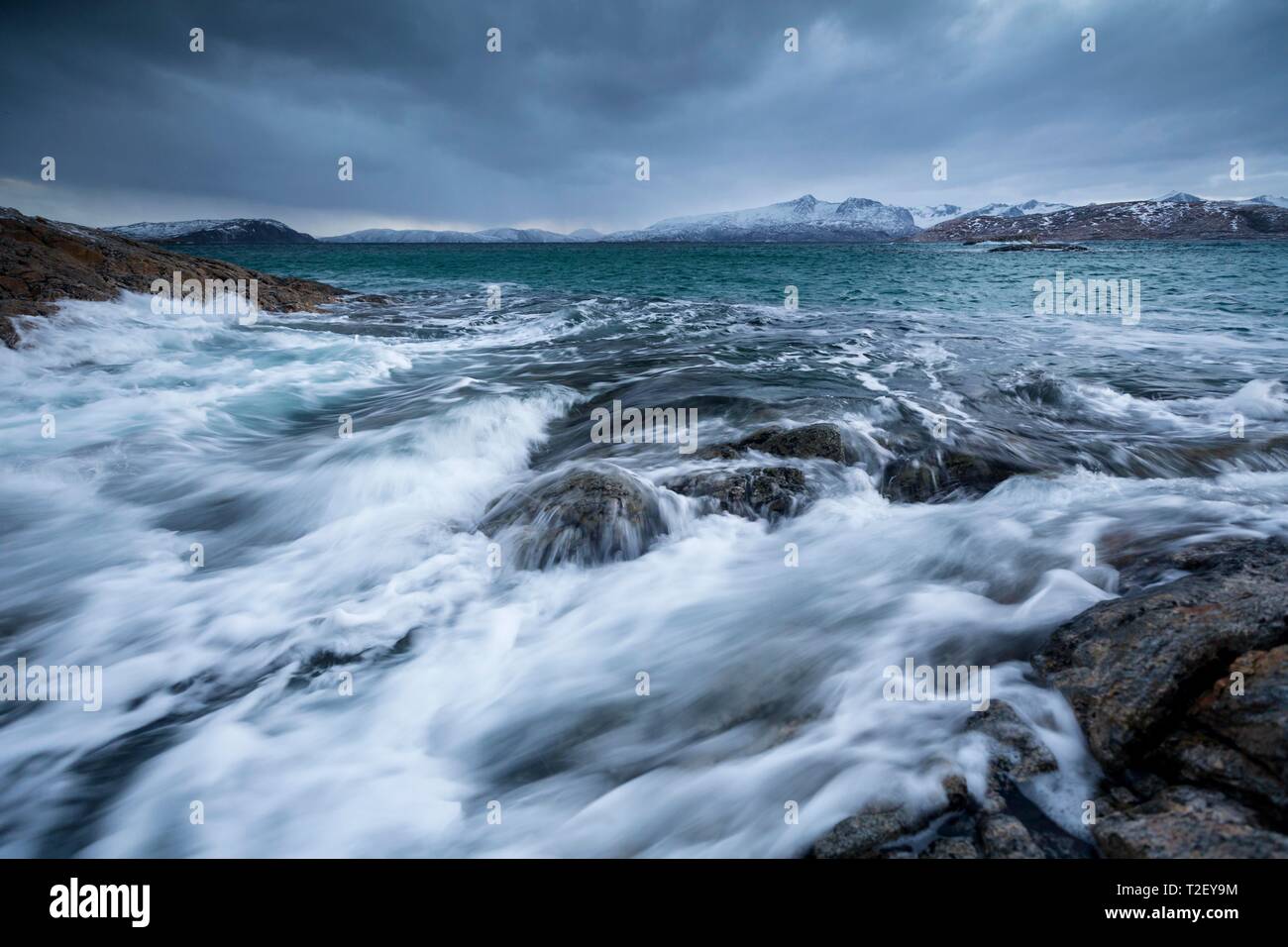 Sombres nuages sur la mer agitée, paysage côtier de l'île, en hiver, Hillsoya Sommaroy, Tromso, Troms, Norvège Banque D'Images