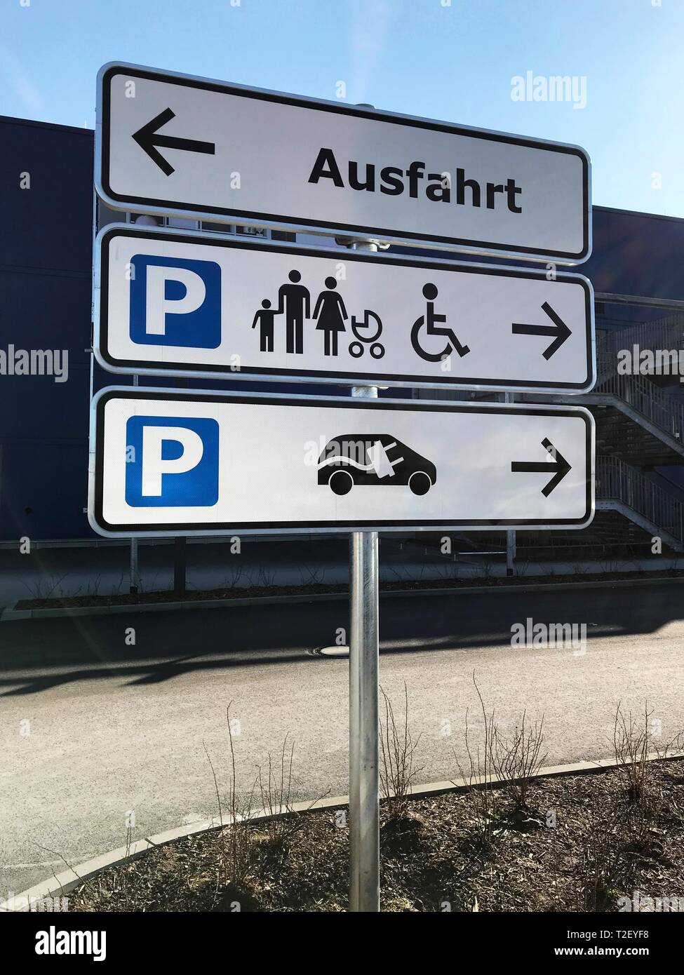 Signe sur le parking, la sortie, le parking pour voitures électriques, des familles et des personnes handicapées, Allemagne Banque D'Images
