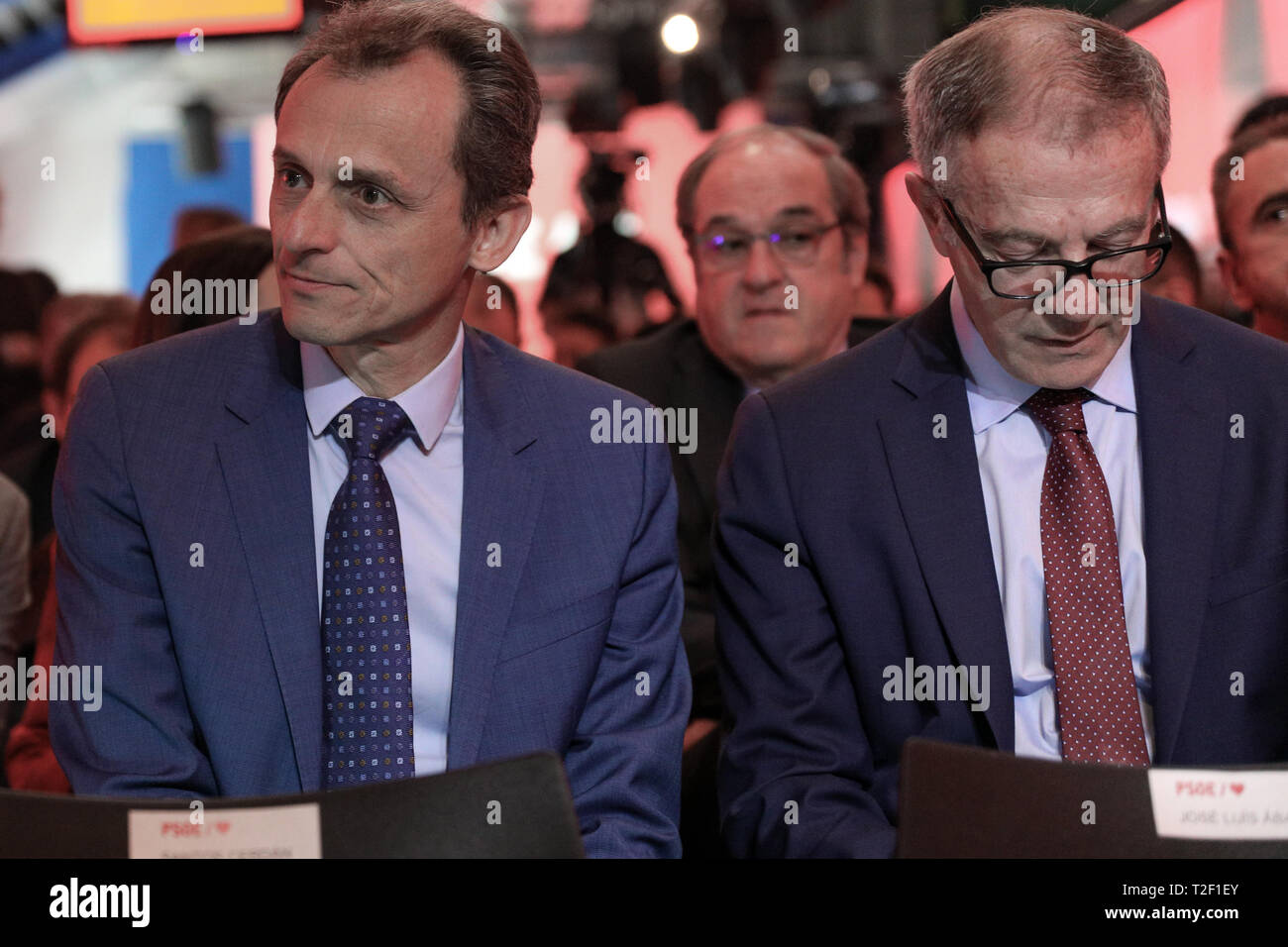 Les ministres Pedro Duque (L) et José Guirao (R) sont vus participant à la campagne électorale des socialistes. Banque D'Images