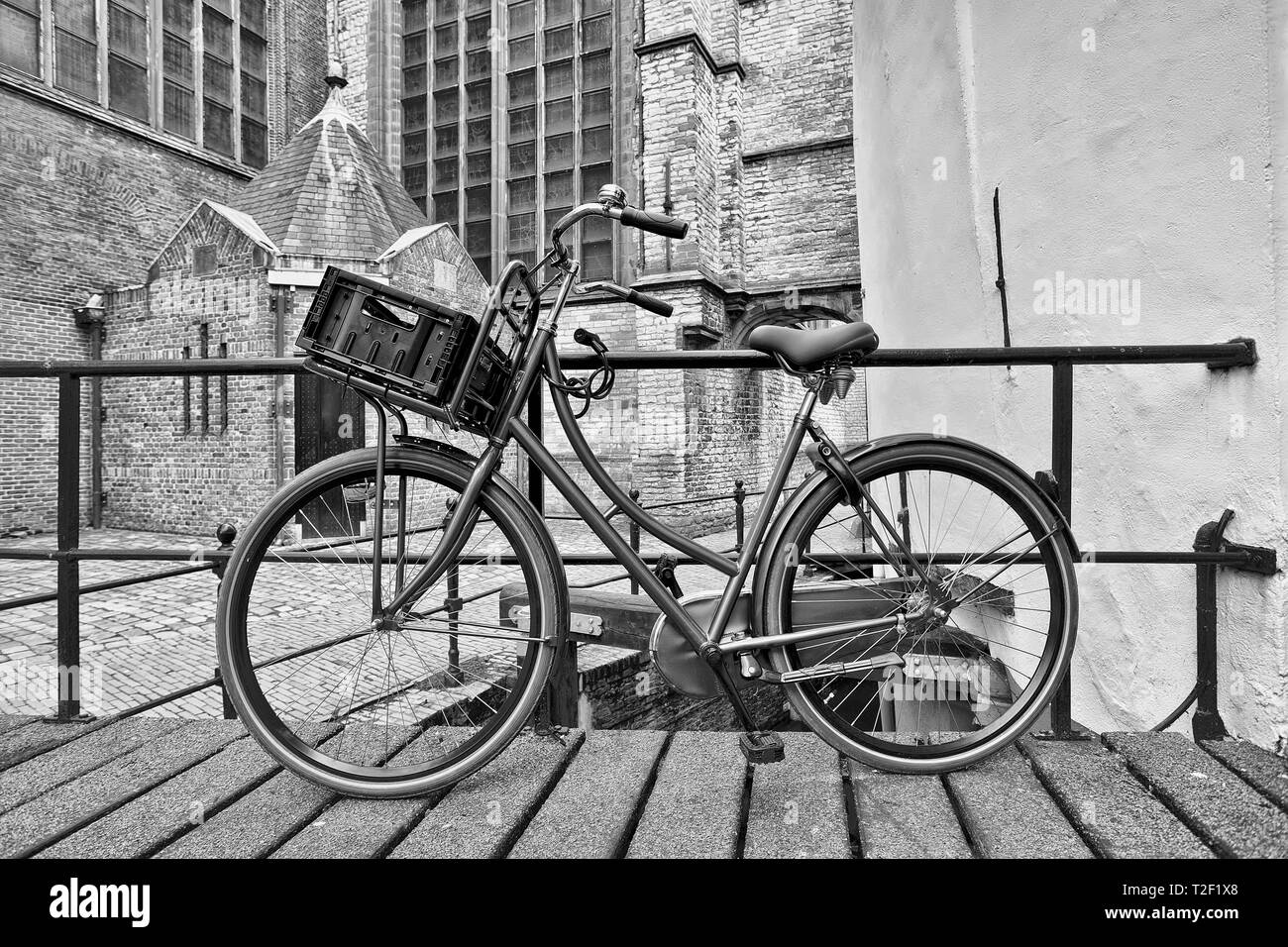 Style rétro en stationnement vélo noir contre une balustrade, Gouda, Pays-Bas Banque D'Images