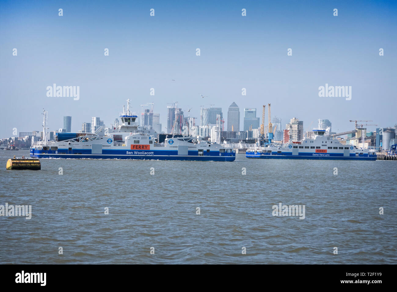 Woolwich Ferry traversant la Tamise London UK Banque D'Images