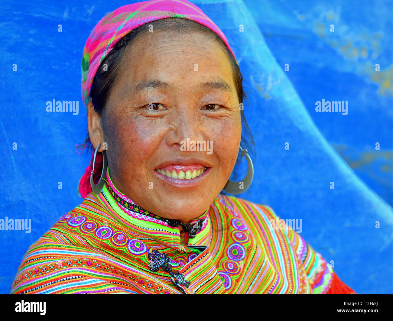 Vietnamien d'âge moyen des H'Mong femme porte une fleur traditionnelle dentelle costume H'Mong avec de grandes boucles d'argent tribal. Banque D'Images