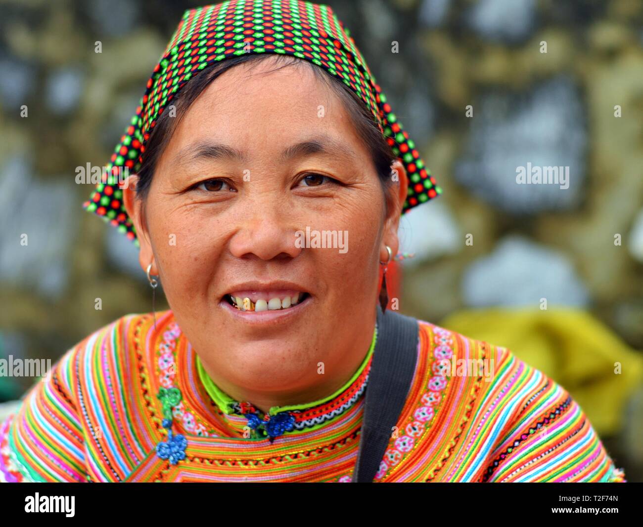 Fleur vietnamienne femme H'Mong avec une dent d'or porte le costume traditionnel coloré de la fleur le peuple hmong. Banque D'Images